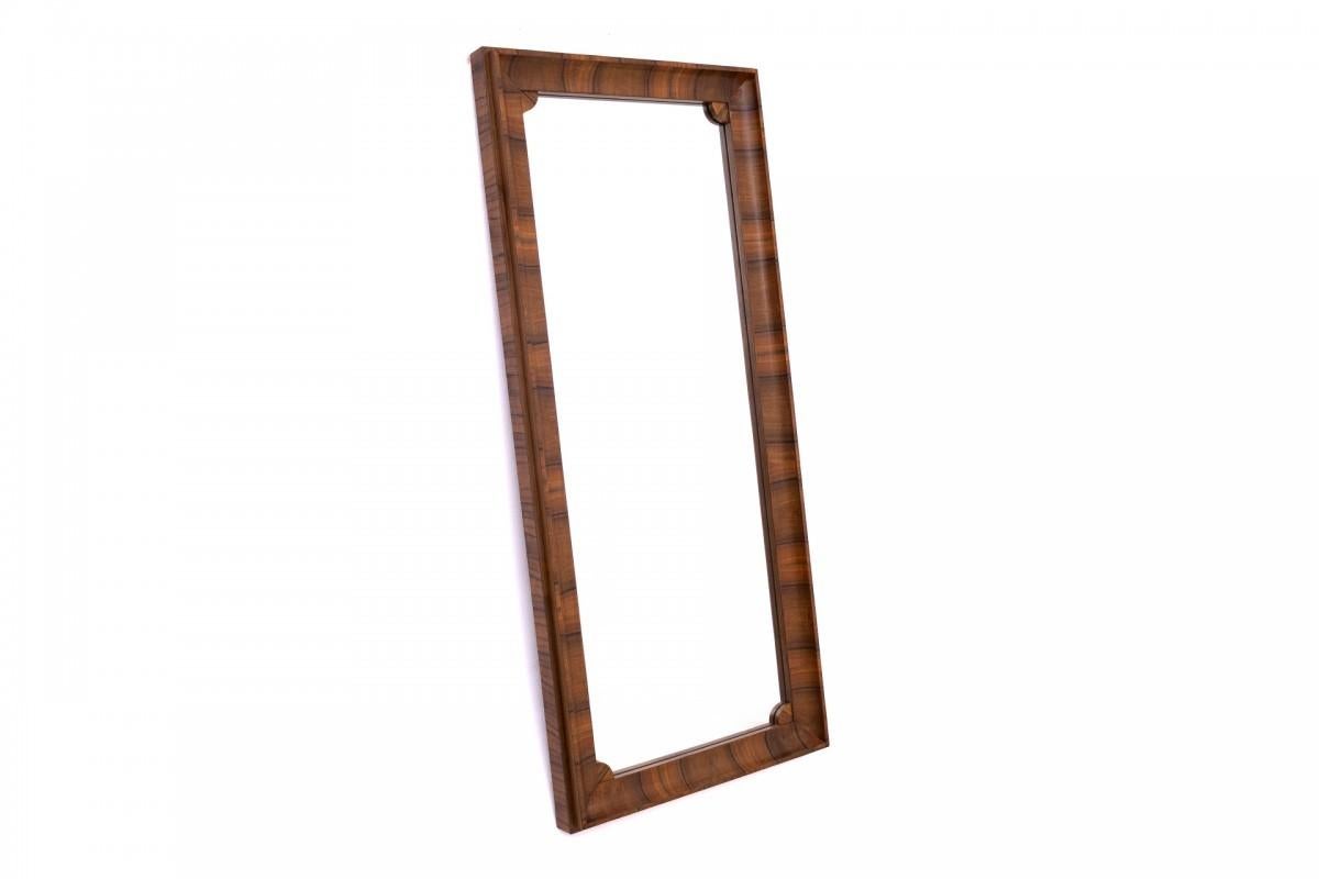 Espejo Art Deco de los años 40, Polonia.

Bonito marco perfilado. Una forma sencilla y minimalista quedará muy bien en interiores modernos. Todo ello chapado en nogal ricamente veteado.

Dimensiones: altura 148 cm / anchura 65 cm