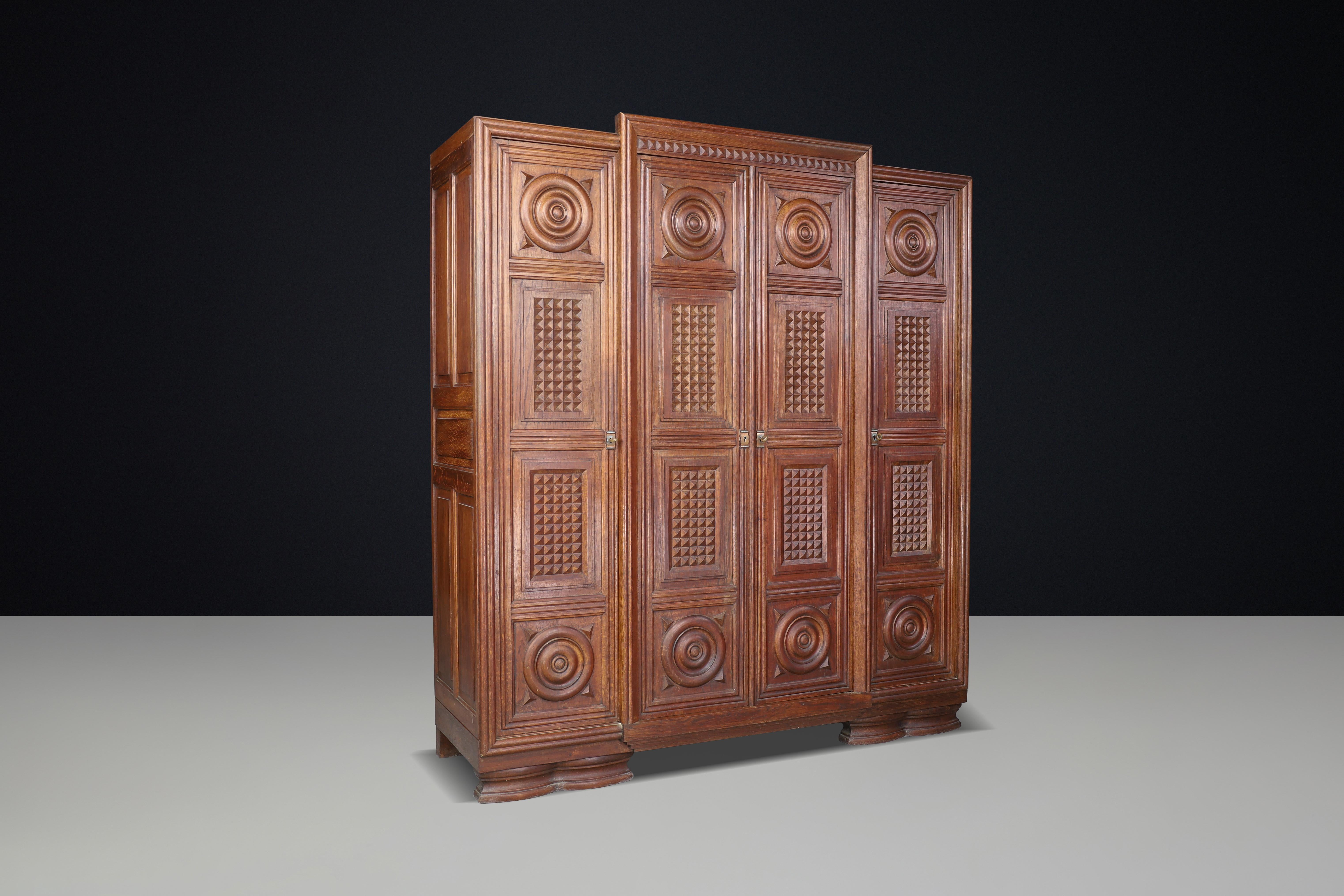 Gran armario Art Déco de cuatro puertas, de roble, por Charles Dudouyt, Francia, años 30.

Este armario Art Déco de roble y cuatro puertas de Charles Dudouyt es un sorprendente ejemplo de artesanía Art Déco. Este exquisito armario cumple una función