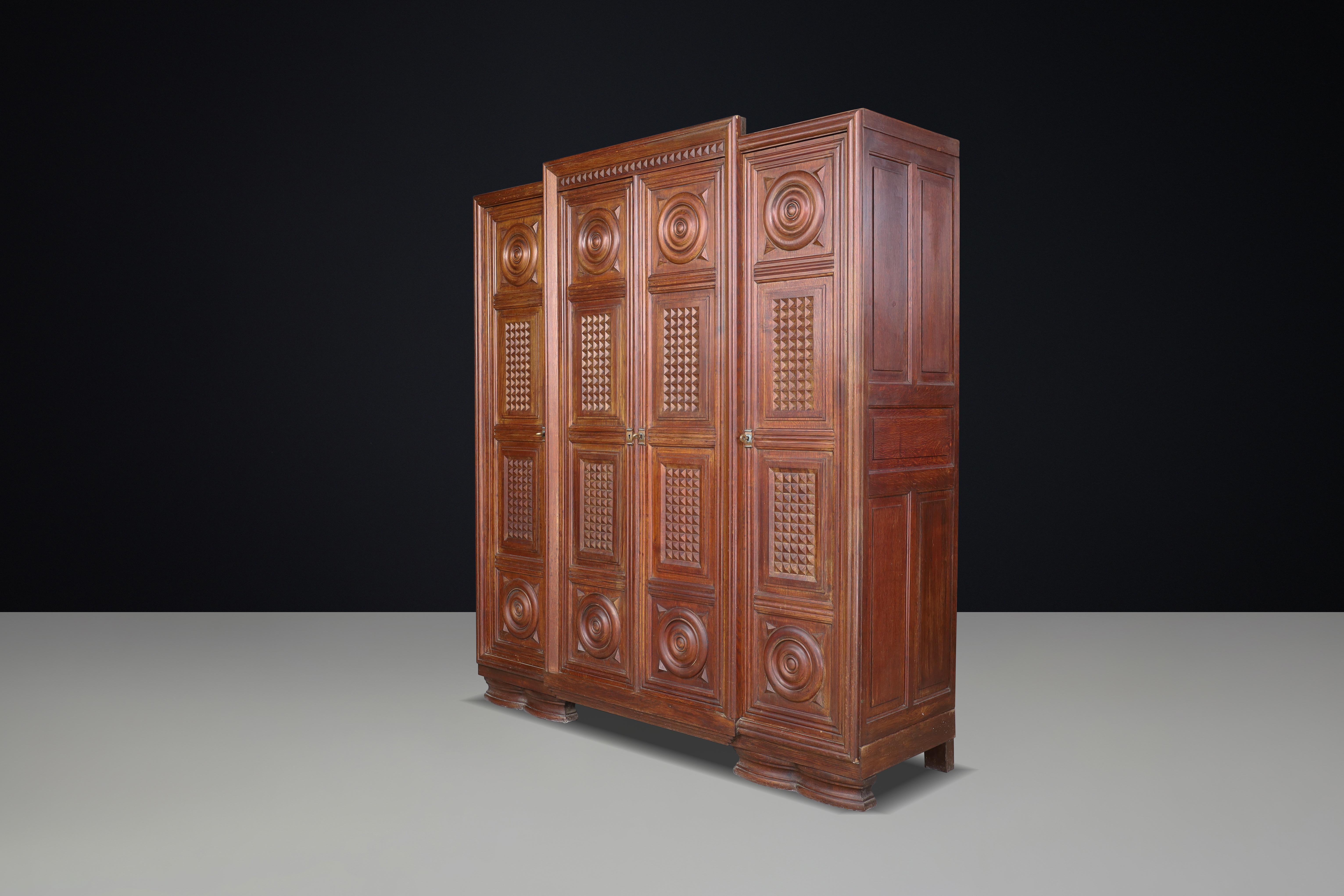 Gran Armario Art Decó de roble de cuatro puertas de Charles Dudouyt, Francia, años 30. Latón en venta