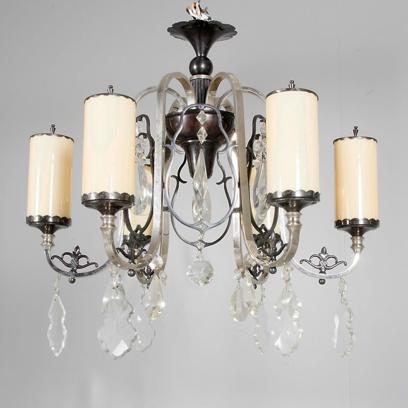 Lampada, plafoniera degli anni '30, ottone nichelato e paralumi in vetro opalino, sei bracci curvi con ciascuno uno schermo in vetro, misure: L. 60 cm, P. 63 cm. Condizioni originali.
La lunghezza sarà personalizzata su richiesta.
    