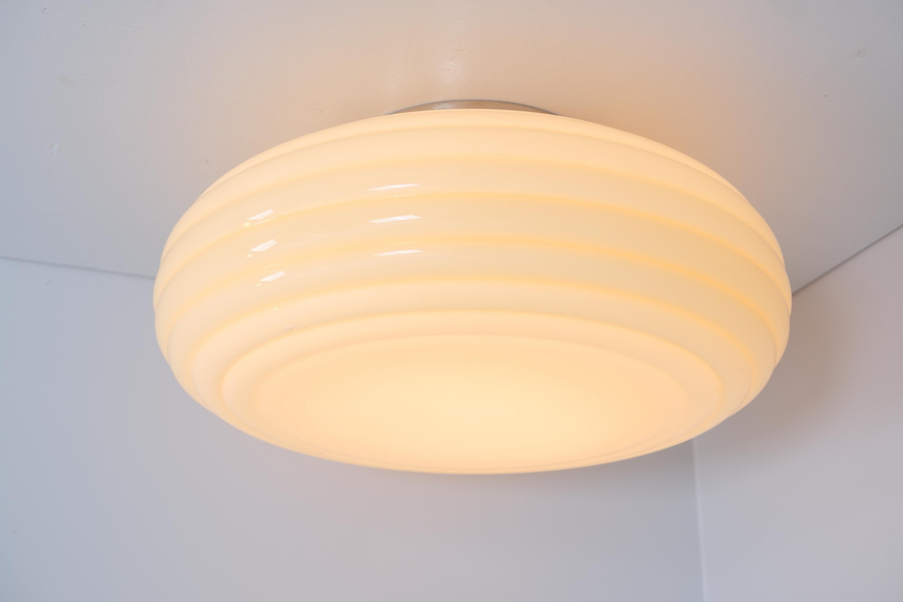 Eine elegante, minimalistische Art-Déco-Deckenleuchte von Paavo Tynell, hergestellt von Taito in den 1930er Jahren. Diese und andere Lampen in unseren Listen stammen aus dem Ilveslinna-Gebäude in Jämsänkoski und wurden alle von Paavo Tynell in