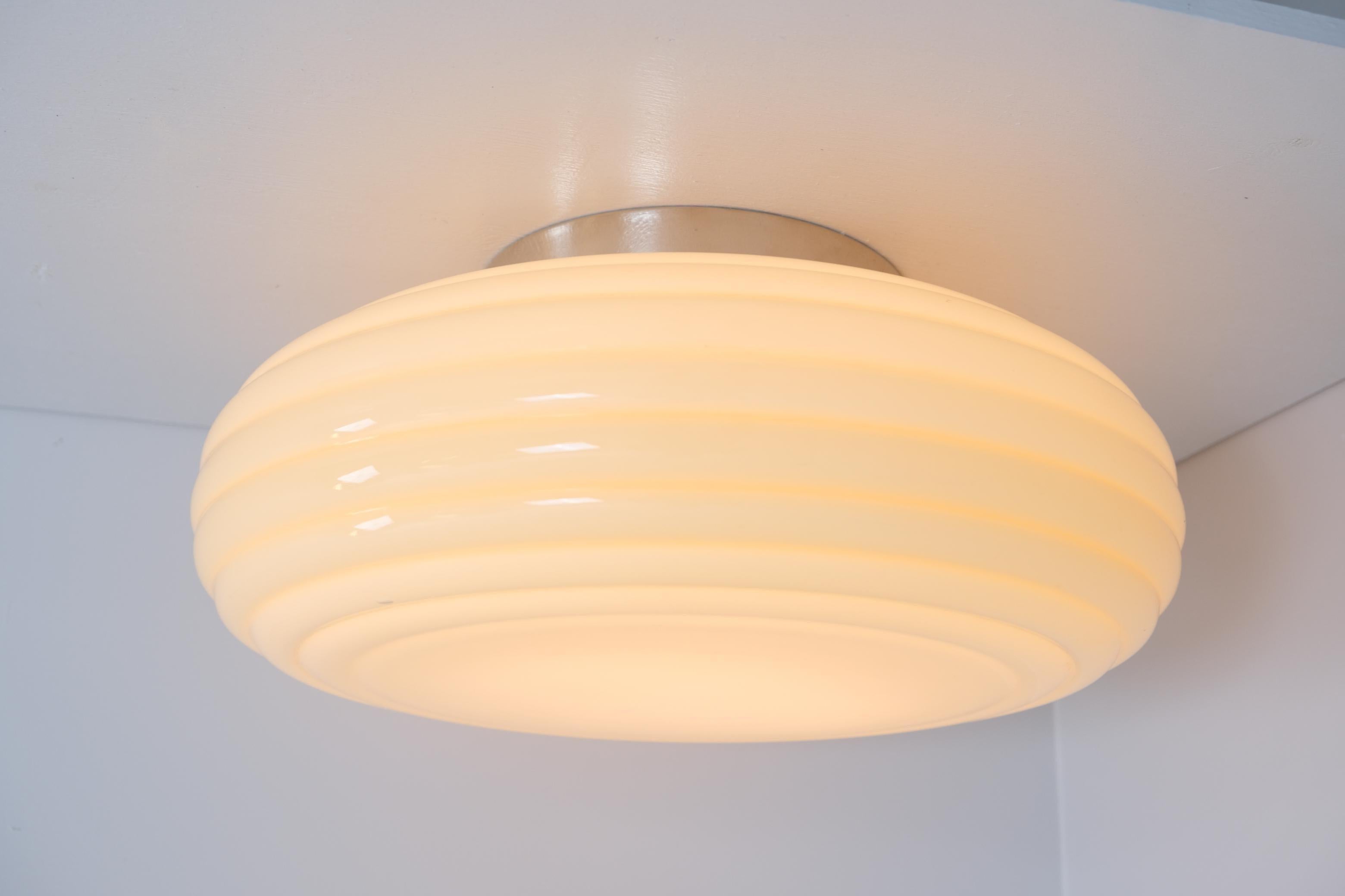 Große Einbaubeleuchtung Modell 1621 im Art déco-Stil von Paavo Tynell, Randglas, Taito 1930er Jahre (Finnisch) im Angebot