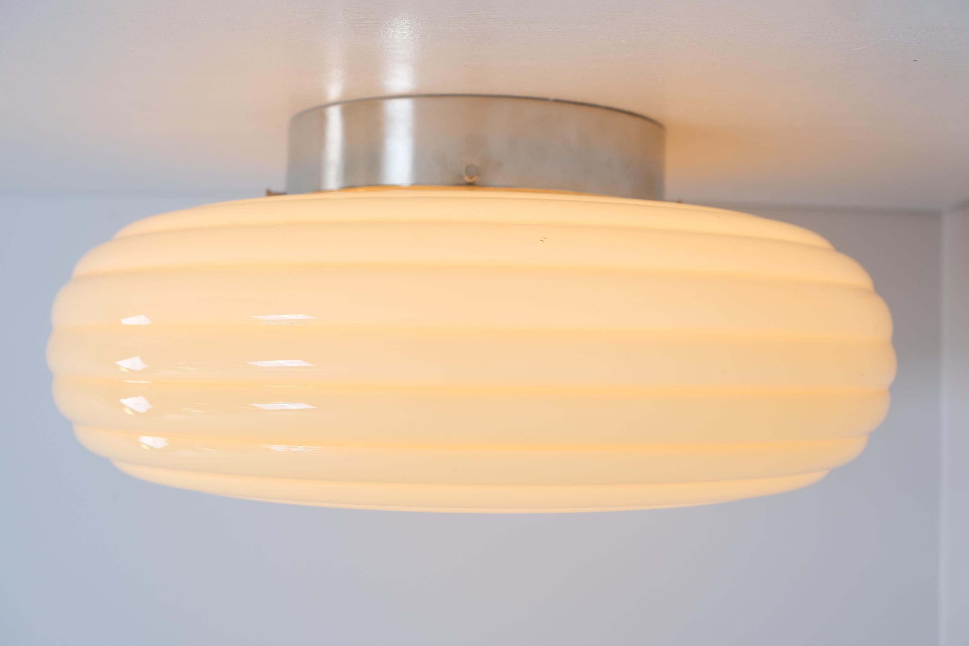 Große Einbaubeleuchtung Modell 1621 im Art déco-Stil von Paavo Tynell, Randglas, Taito 1930er Jahre im Zustand „Gut“ im Angebot in Helsinki, FI