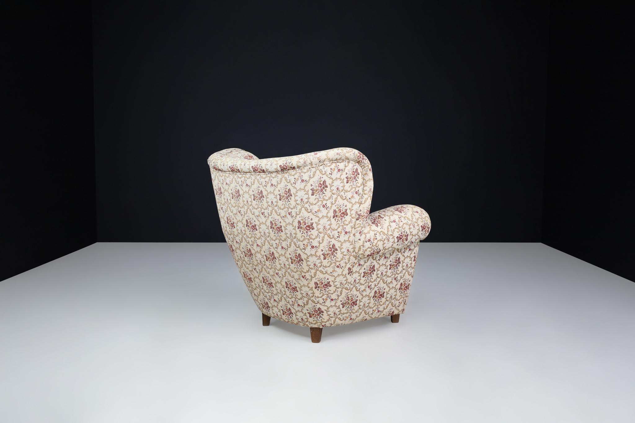 Paire de grands fauteuils Art Déco en tissu floral d'origine, Praque, années 1930 en vente 1