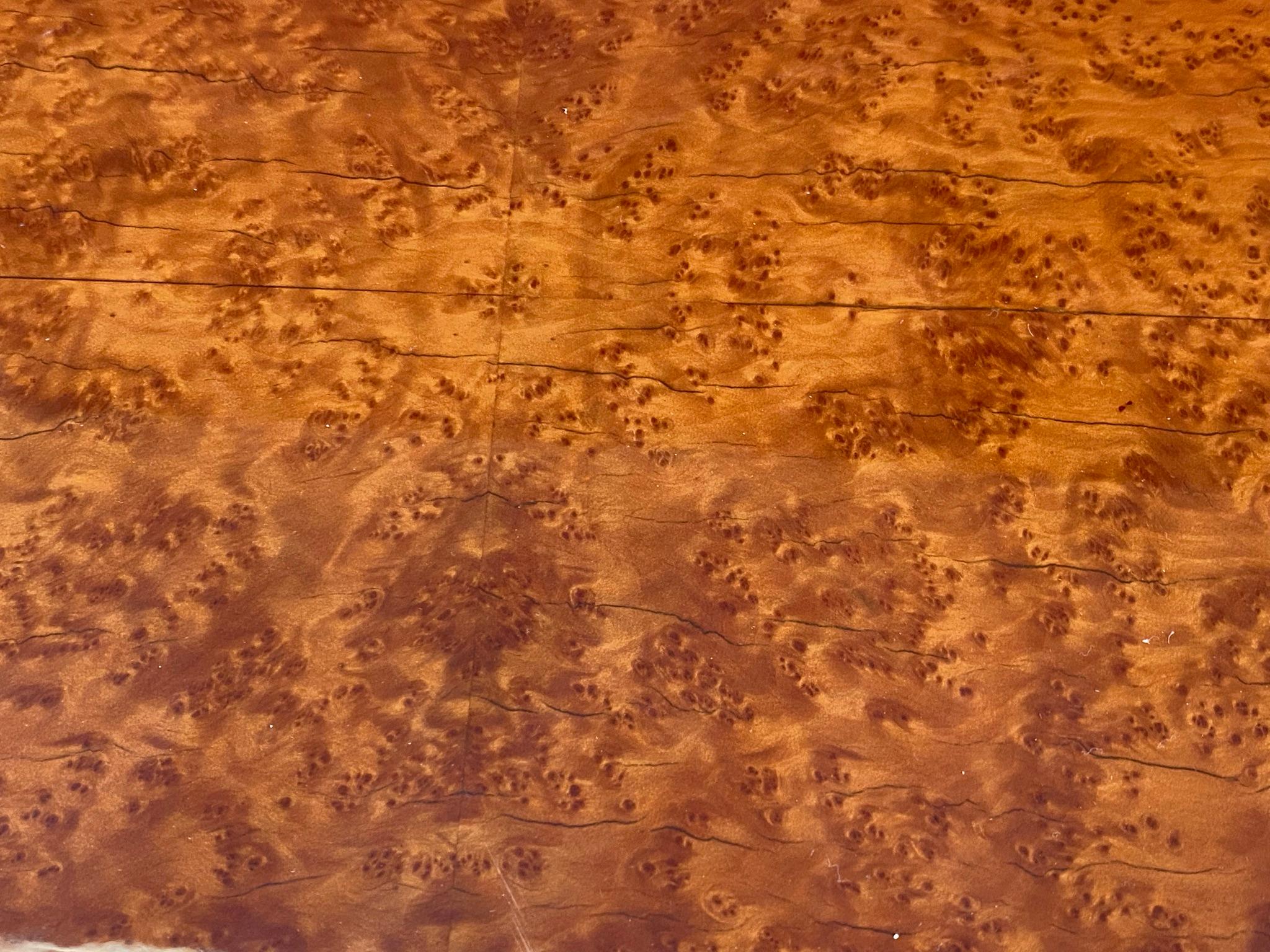 Grande table à piédestal Art Déco en broussin d'Amboyna, vers 1930 en vente 5