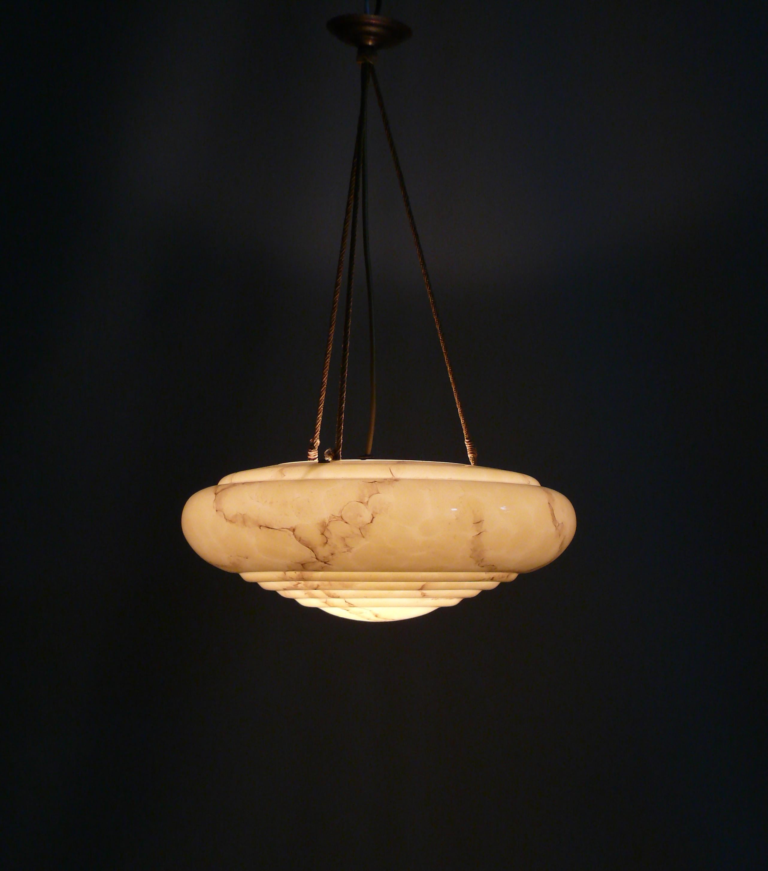 Tedesco Grande lampada a sospensione Art Déco con vetro marmorizzato, anni '20 - '30 in vendita