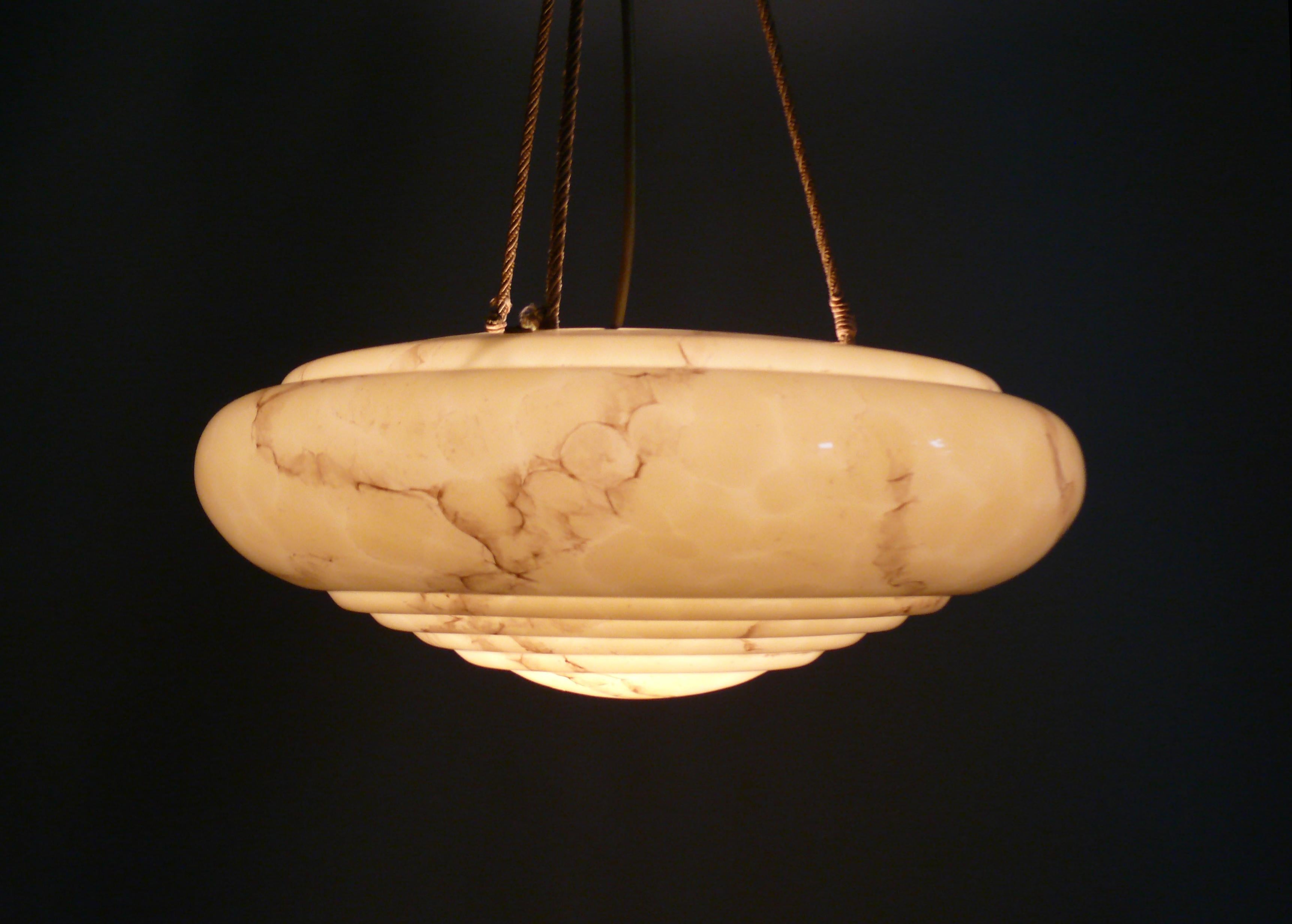 Grande lampada a sospensione Art Déco con vetro marmorizzato, anni '20 - '30 In condizioni buone in vendita a Schwerin, MV