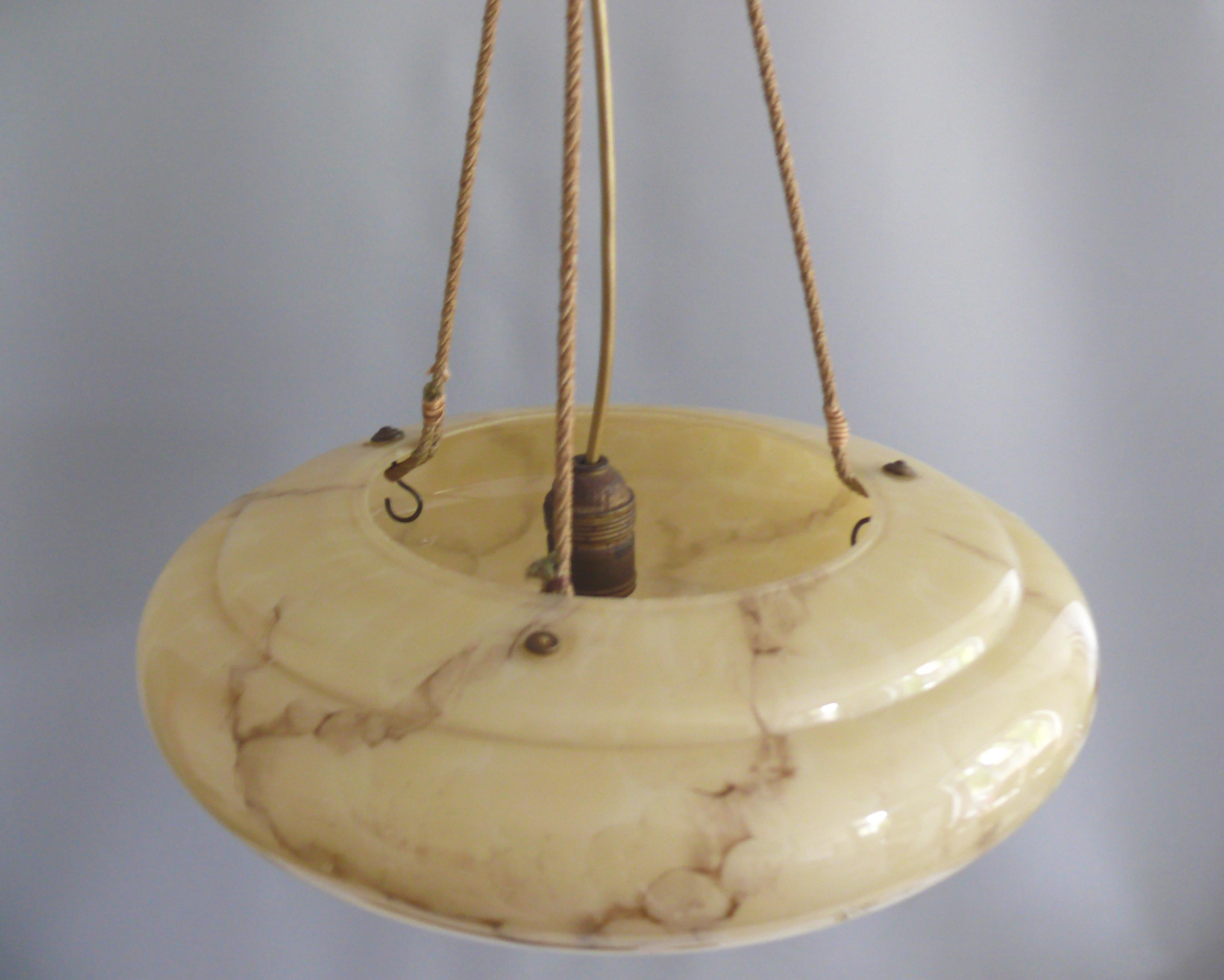 Ottone Grande lampada a sospensione Art Déco con vetro marmorizzato, anni '20 - '30 in vendita