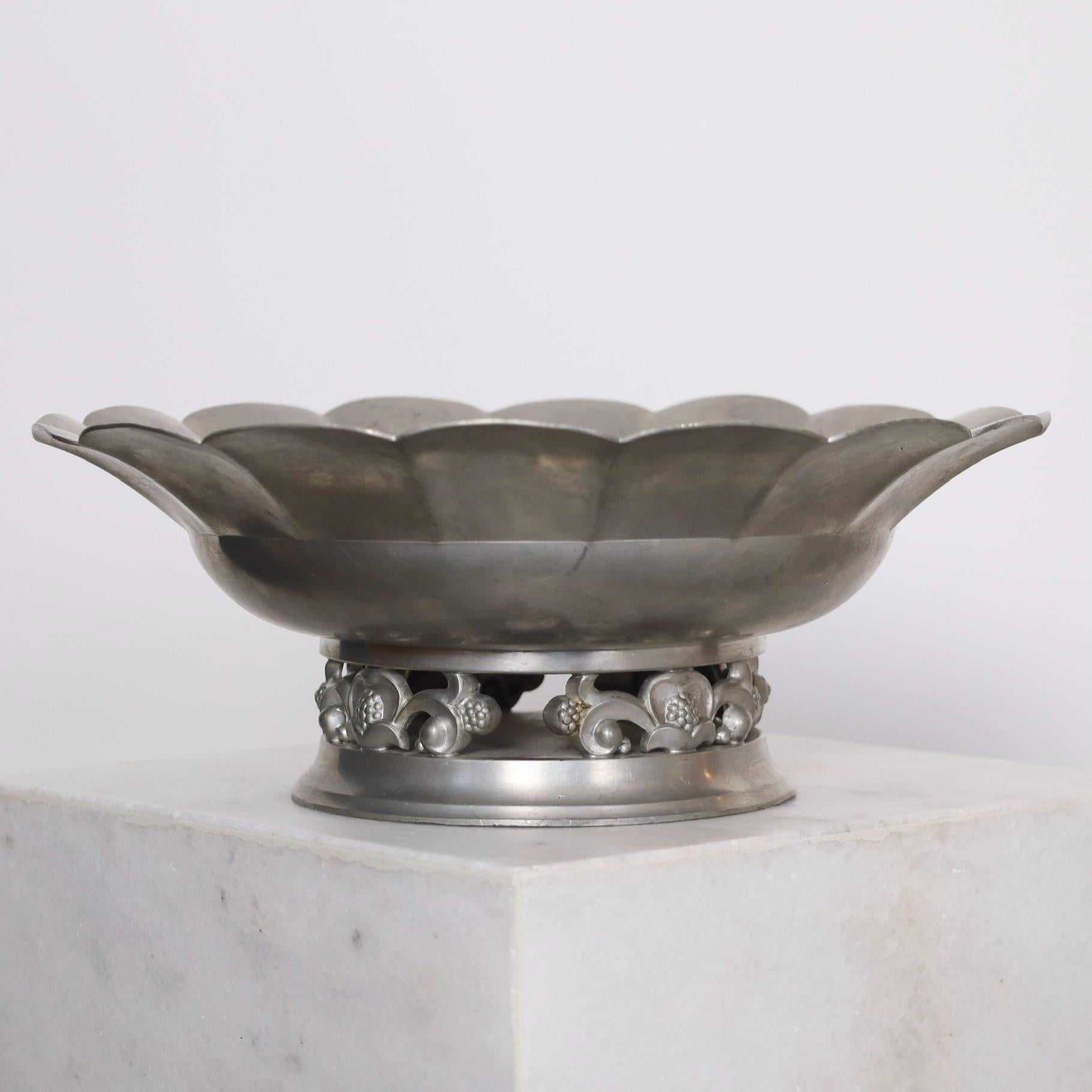 Large Bowl on foot designed by Just Andersen in the 1920s. A beautiful piece for an exquisite table.

* A large pewter bowl on foot
* Designer: Just Andersen
* Model: 1230
* Year: 1918-1929
* Condition: Good vintage condition. Makers engravings