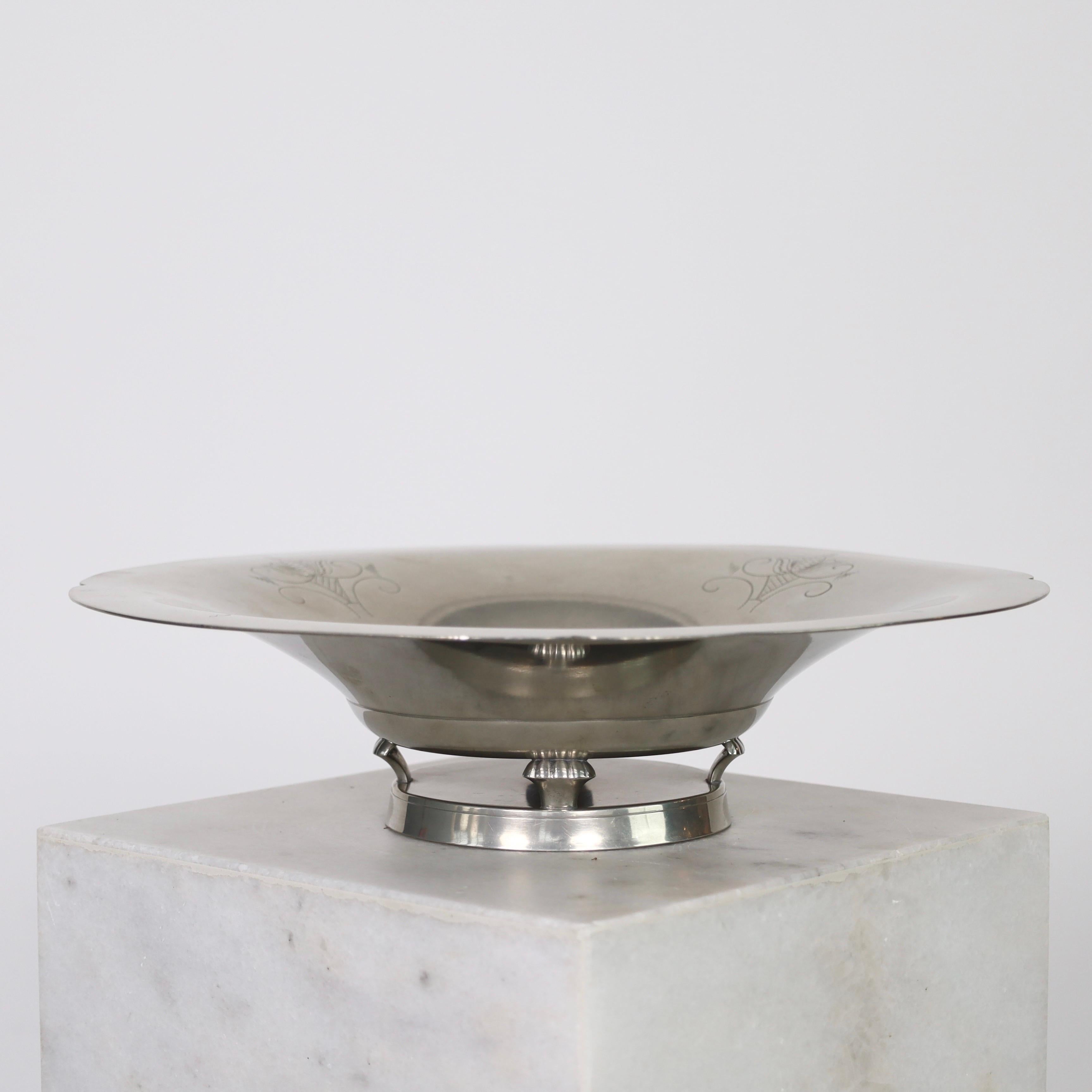 Grand bol sur pied conçu par Just Andersen dans les années 1920. Une belle pièce pour une table exquise.

* Grand bol rond à pied en étain avec gravure.
* Designer : Just Andersen
* Style : 1466
* Année : 1933-1936
* Condition : Très bon état