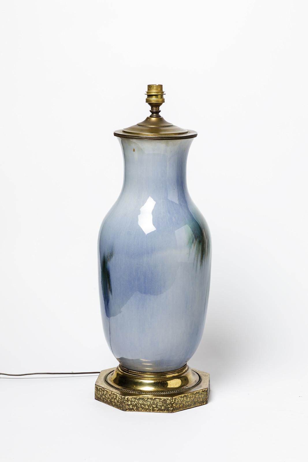 Français Grande lampe de bureau Art Déco en céramique bleue et blanche en bronze en vente