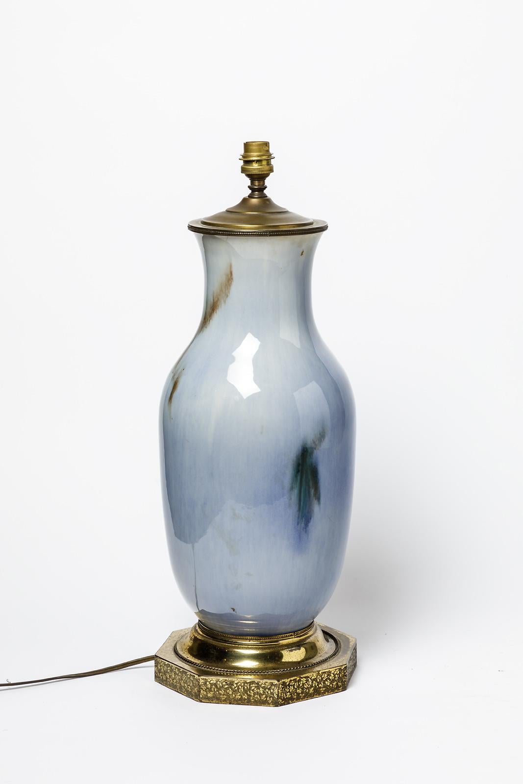 20ième siècle Grande lampe de bureau Art Déco en céramique bleue et blanche en porcelaine et bronze en vente