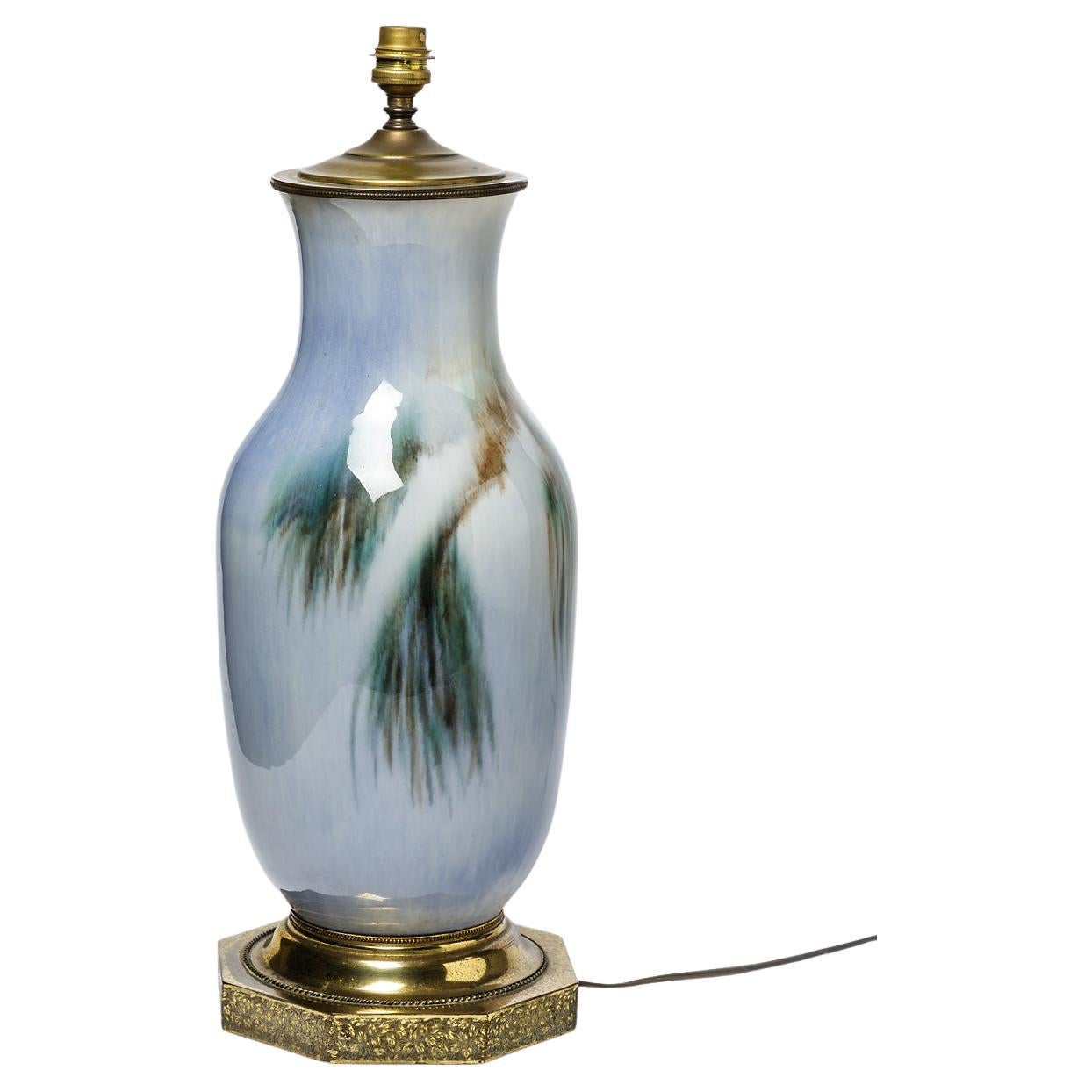 Grande lampe de bureau Art Déco en céramique bleue et blanche en porcelaine et bronze en vente