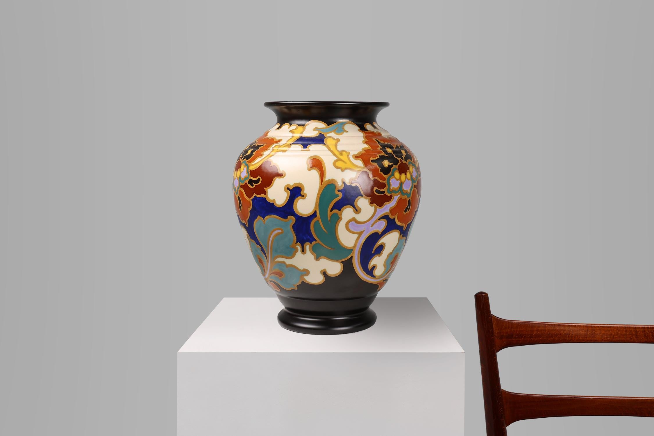 The Netherlands / 1930 / vase / decor Rosario by Regina Gouda Holland / ceramics / Art Deco / Mid-century 

Colorful Regina Gouda ceramic Art Deco vase with Matt glazed Rosario decor. Produced by the famous Regina Gauda art pottery factory in the