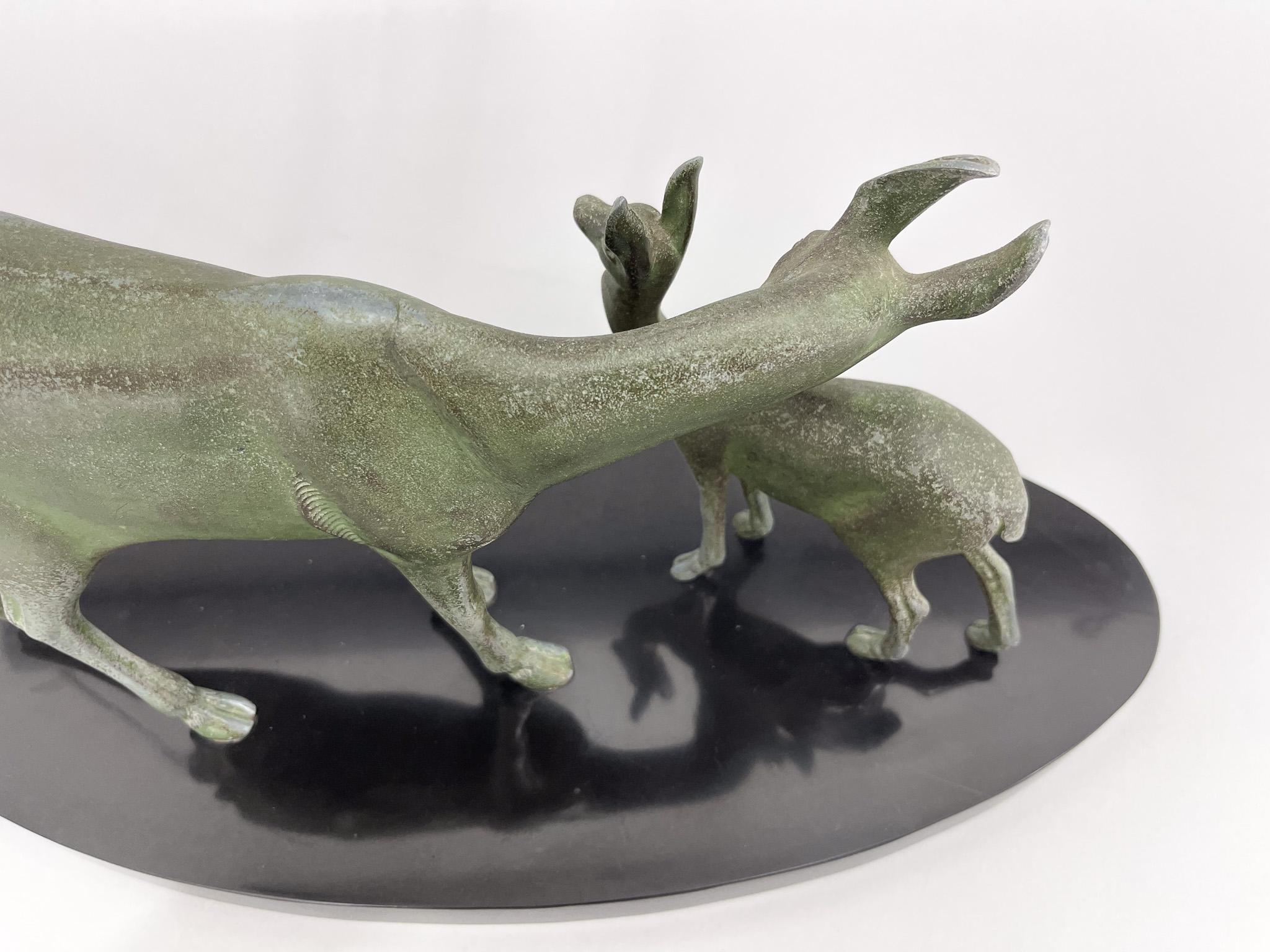 Große Art-Déco-Skulptur eines Hirsches mit Rehkitz im Angebot 3