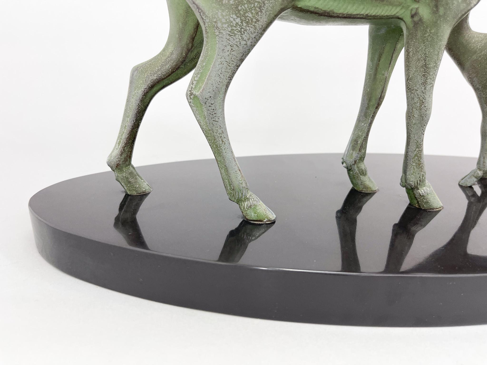 Große Art-Déco-Skulptur eines Hirsches mit Rehkitz im Angebot 4