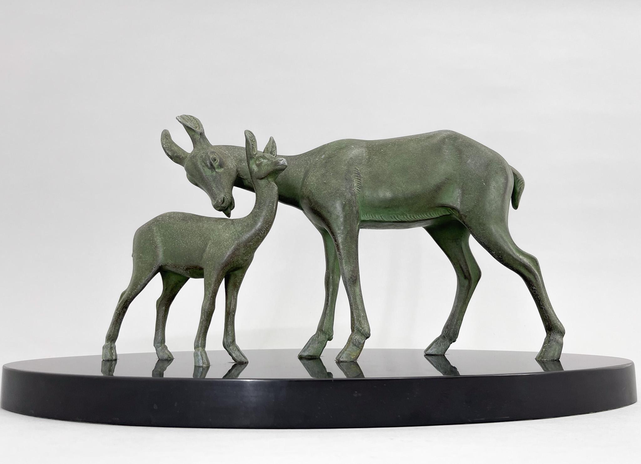 Große Art-Déco-Skulptur eines Hirsches mit Rehkitz (Art déco) im Angebot