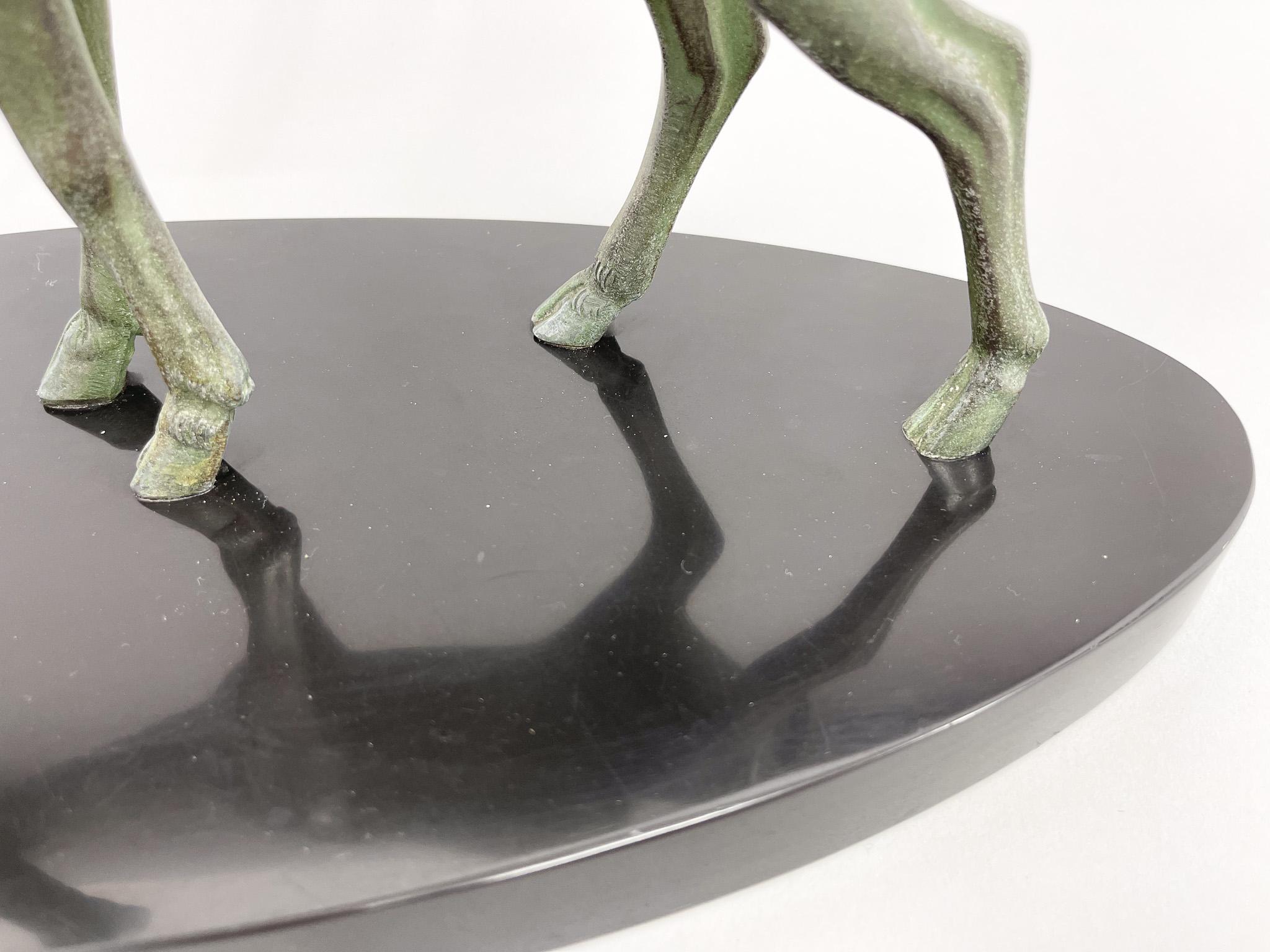 Große Art-Déco-Skulptur eines Hirsches mit Rehkitz (Stein) im Angebot