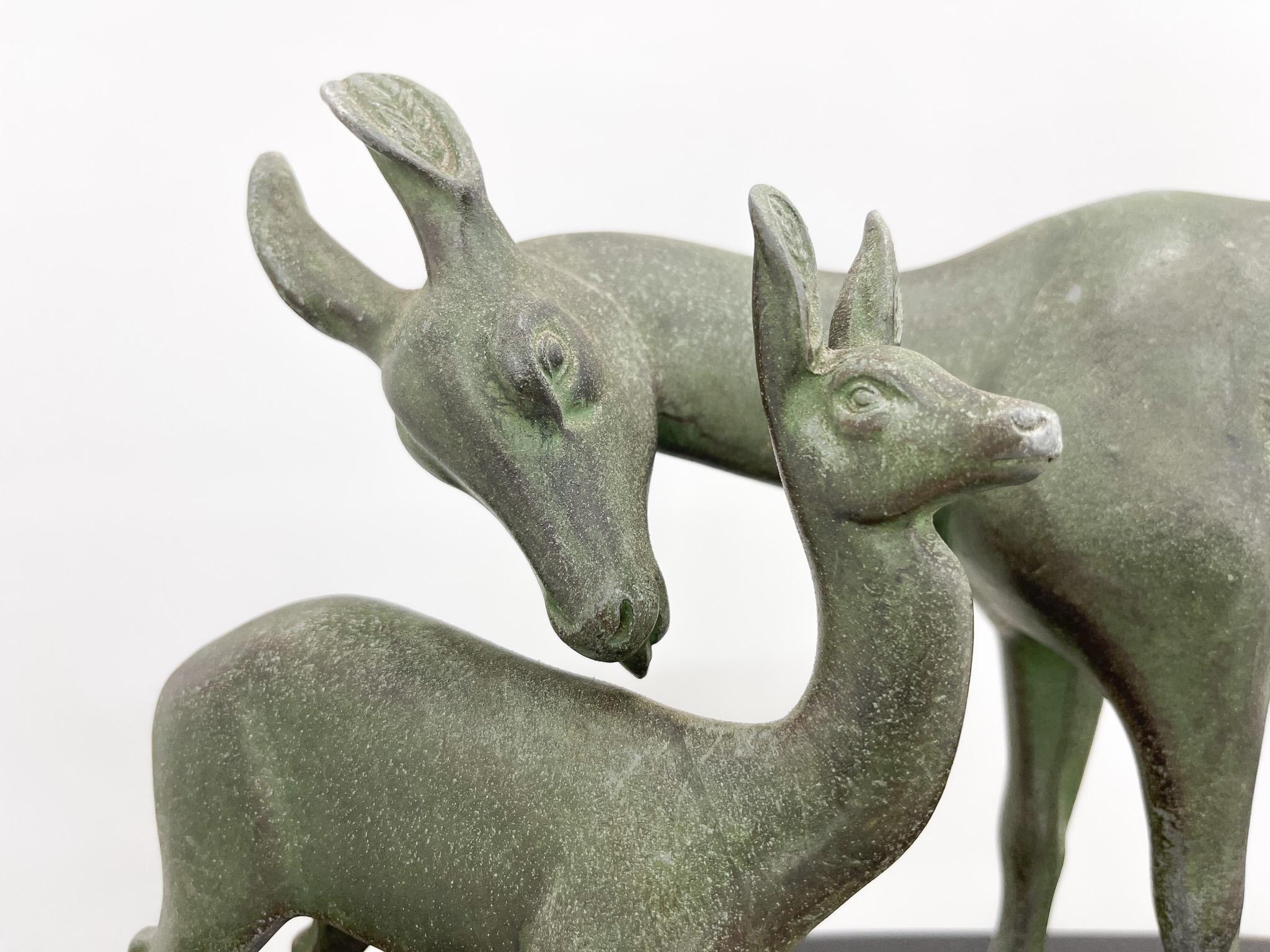 Große Art-Déco-Skulptur eines Hirsches mit Rehkitz im Angebot 2