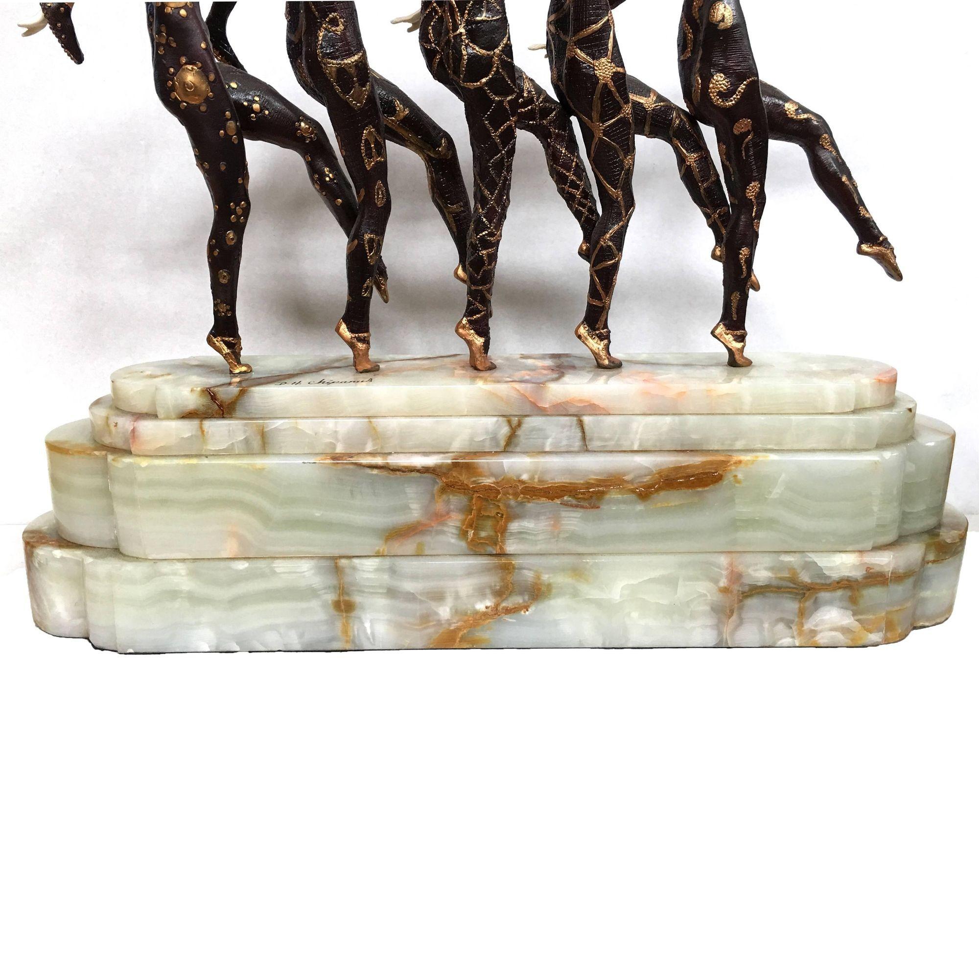 Grande sculpture Art déco représentant cinq danseurs de style Chiparus avec une base en marbre en vente 5