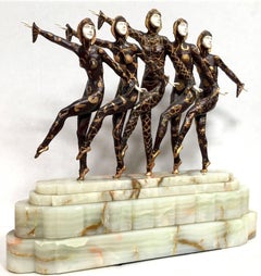 Grande sculpture Art déco représentant cinq danseurs de style Chiparus avec une base en marbre