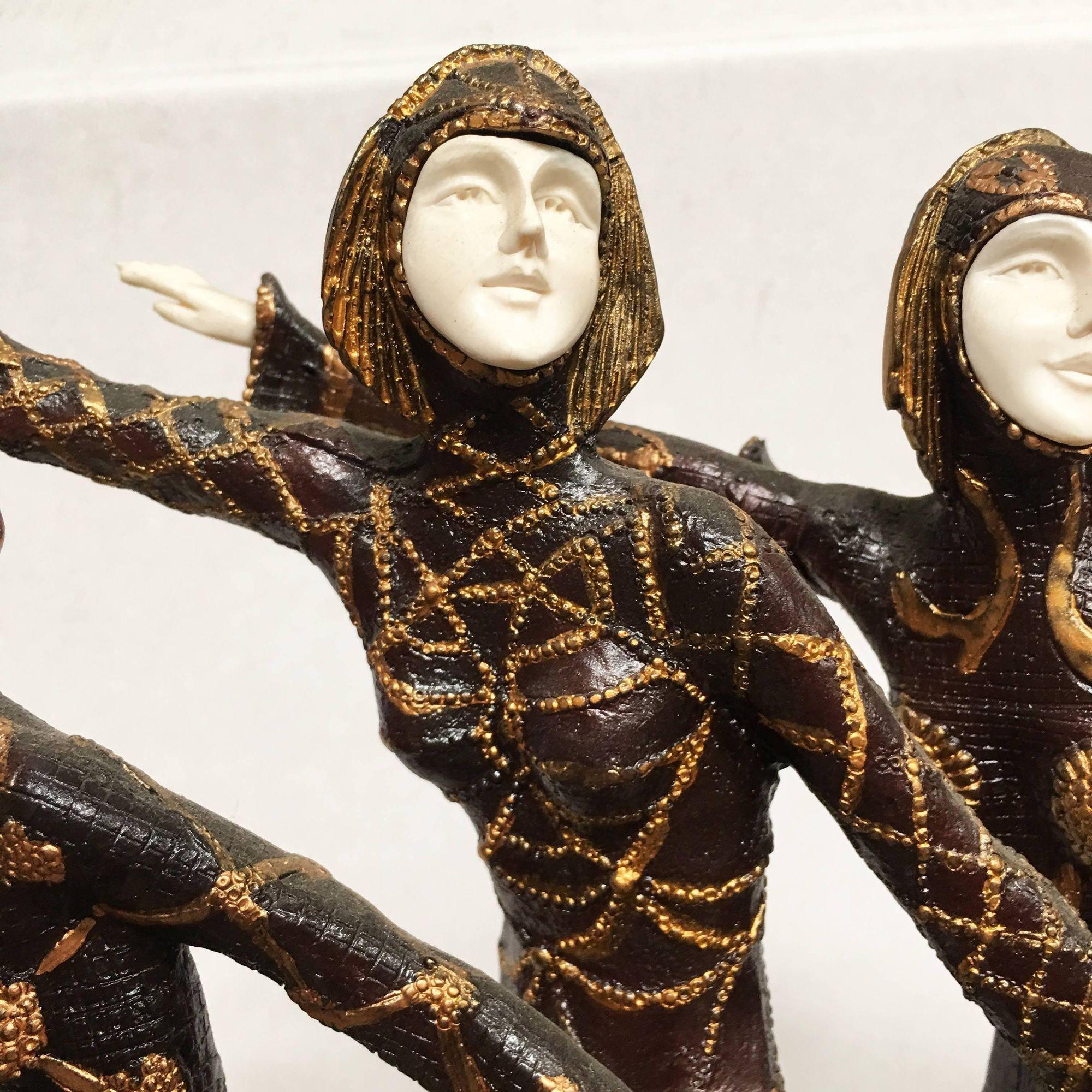 Große Art-Déco-Skulptur von fünf Tänzern im Chiparus-Stil mit Marmorsockel im Zustand „Hervorragend“ im Angebot in Van Nuys, CA