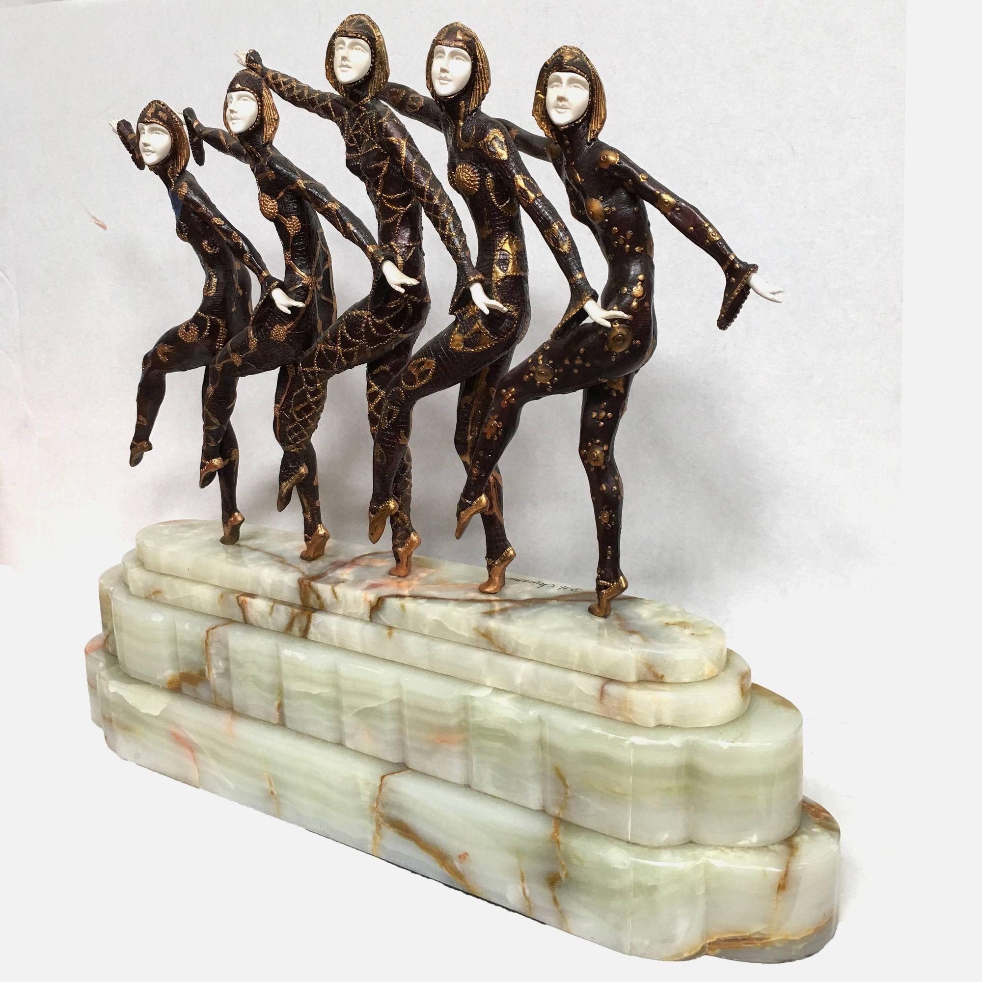 Fin du 20e siècle Grande sculpture Art déco représentant cinq danseurs de style Chiparus avec une base en marbre en vente
