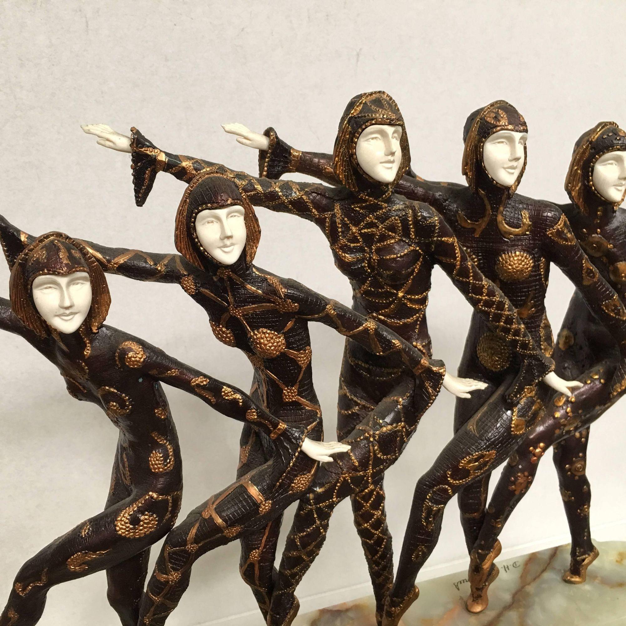 Bronze Grande sculpture Art déco représentant cinq danseurs de style Chiparus avec une base en marbre en vente