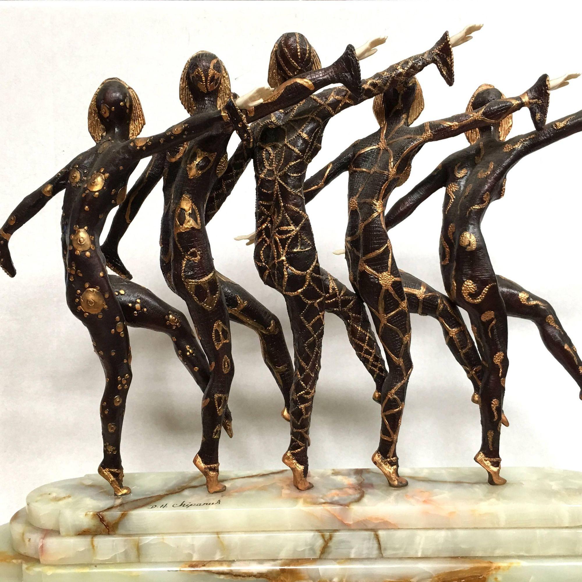 Grande sculpture Art déco représentant cinq danseurs de style Chiparus avec une base en marbre en vente 3