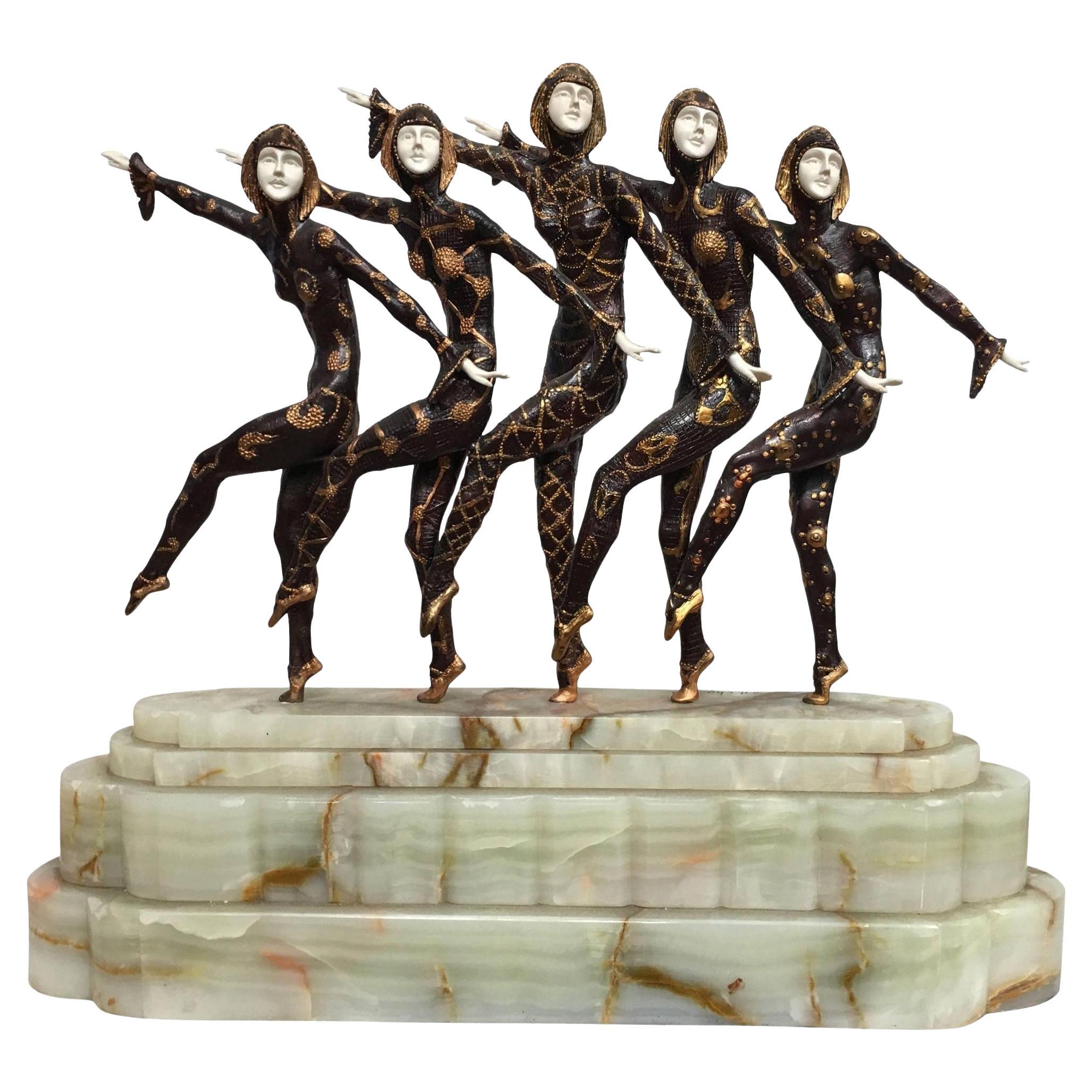 Grande sculpture Art déco représentant cinq danseurs de style Chiparus avec une base en marbre