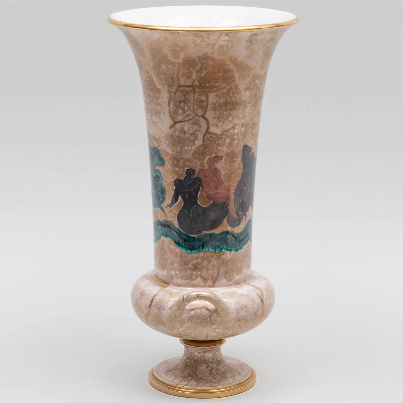 Grande vaso in porcellana Art Déco Sèvres di Jean Mayodon con figure maschili e femminili. Marchio dipinto d'oro, 1952. Francia: 1952 Provenienza: Proprietà della Collection's di James Grafstein