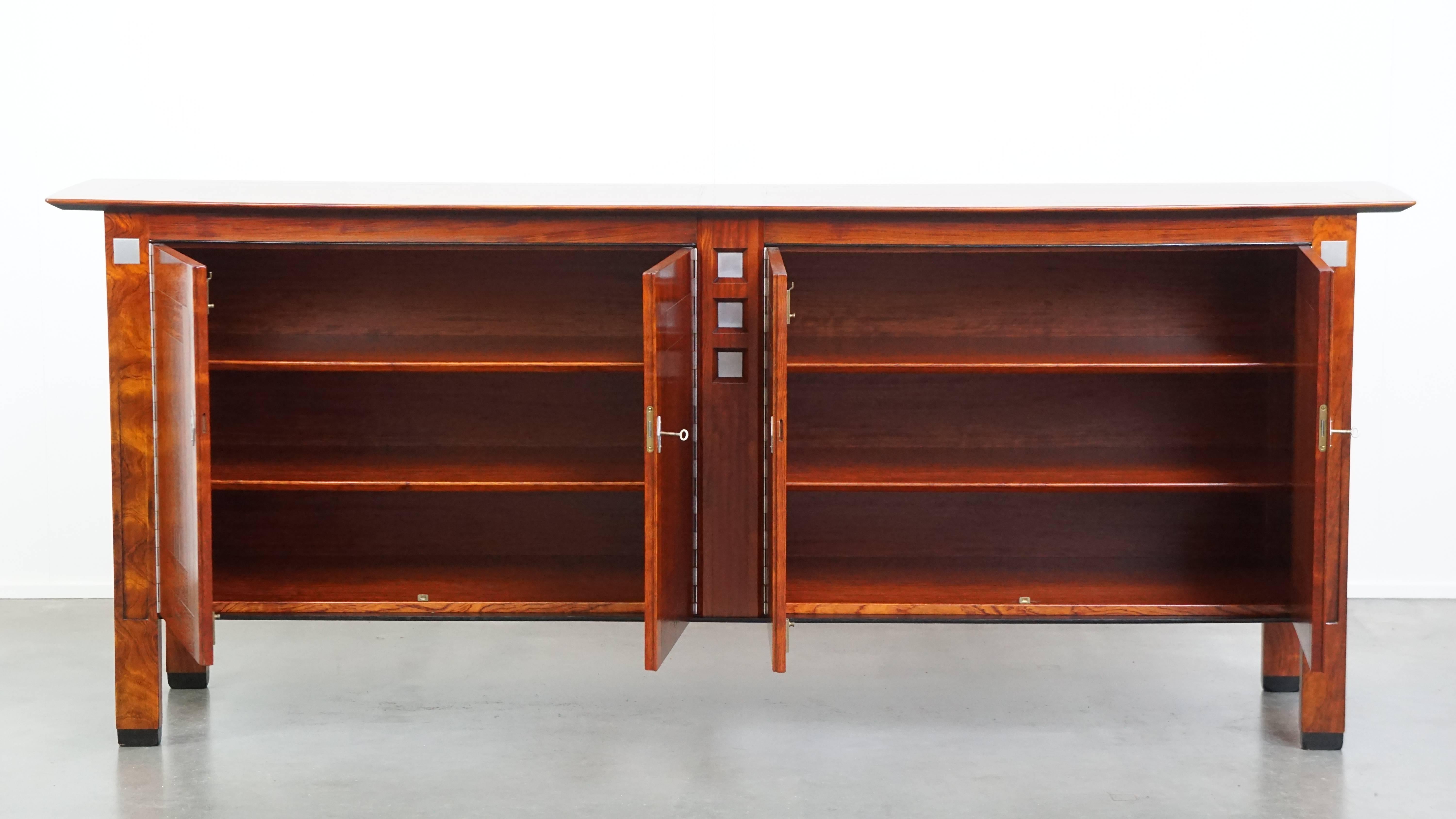 Offered here is this beautiful and large Art Deco sideboard by Schuitema from the Decoforma series. This well-preserved Art Deco piece is made by the renowned Dutch brand Schuitema and comes from their iconic Decoforma collection.

The sideboard