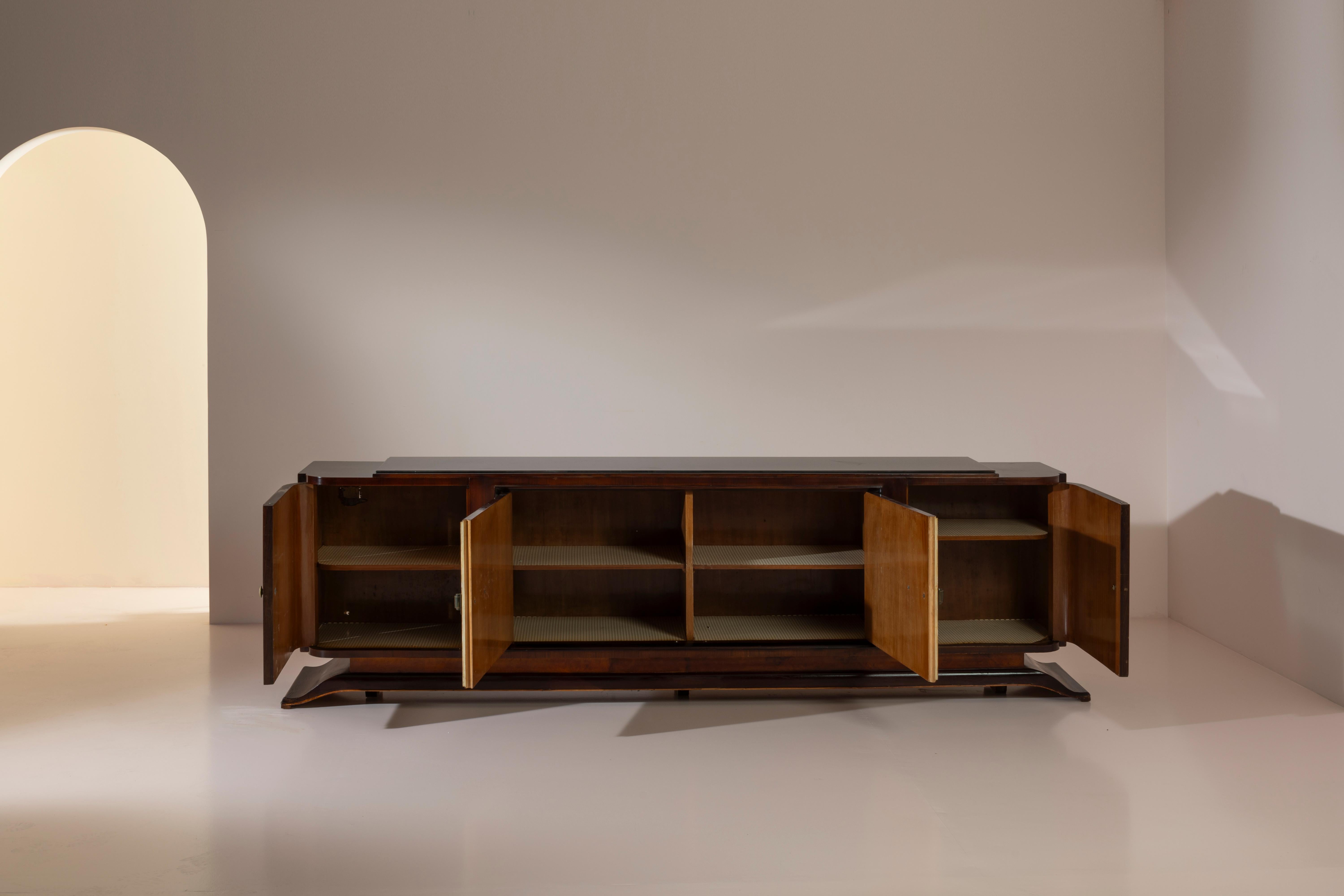 Gran aparador Art Déco con incrustaciones de pergamino y tapa de cristal negro, Italia, años 20 Art Decó en venta