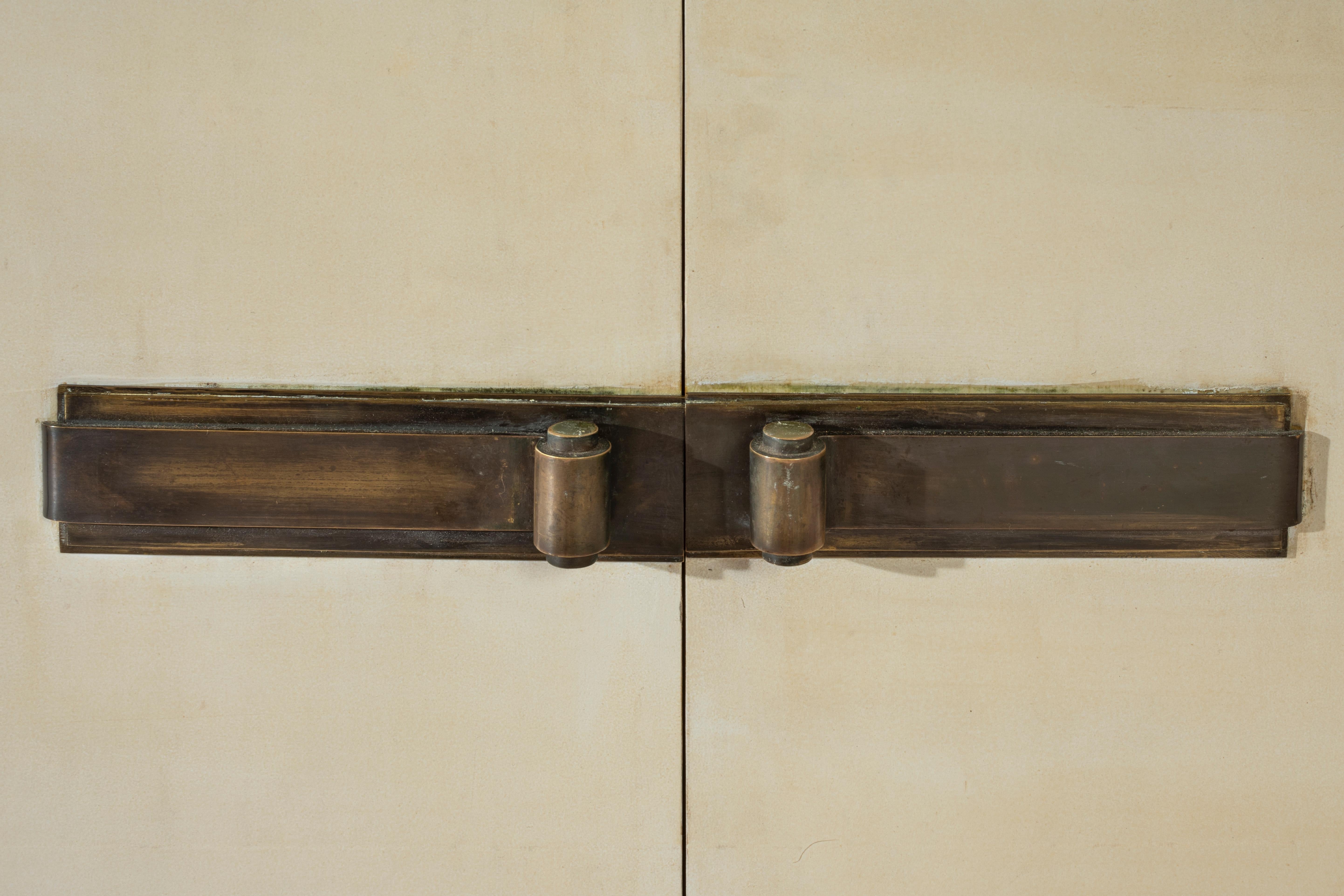 Gran aparador Art Déco con incrustaciones de pergamino y tapa de cristal negro, Italia, años 20 Italiano en venta