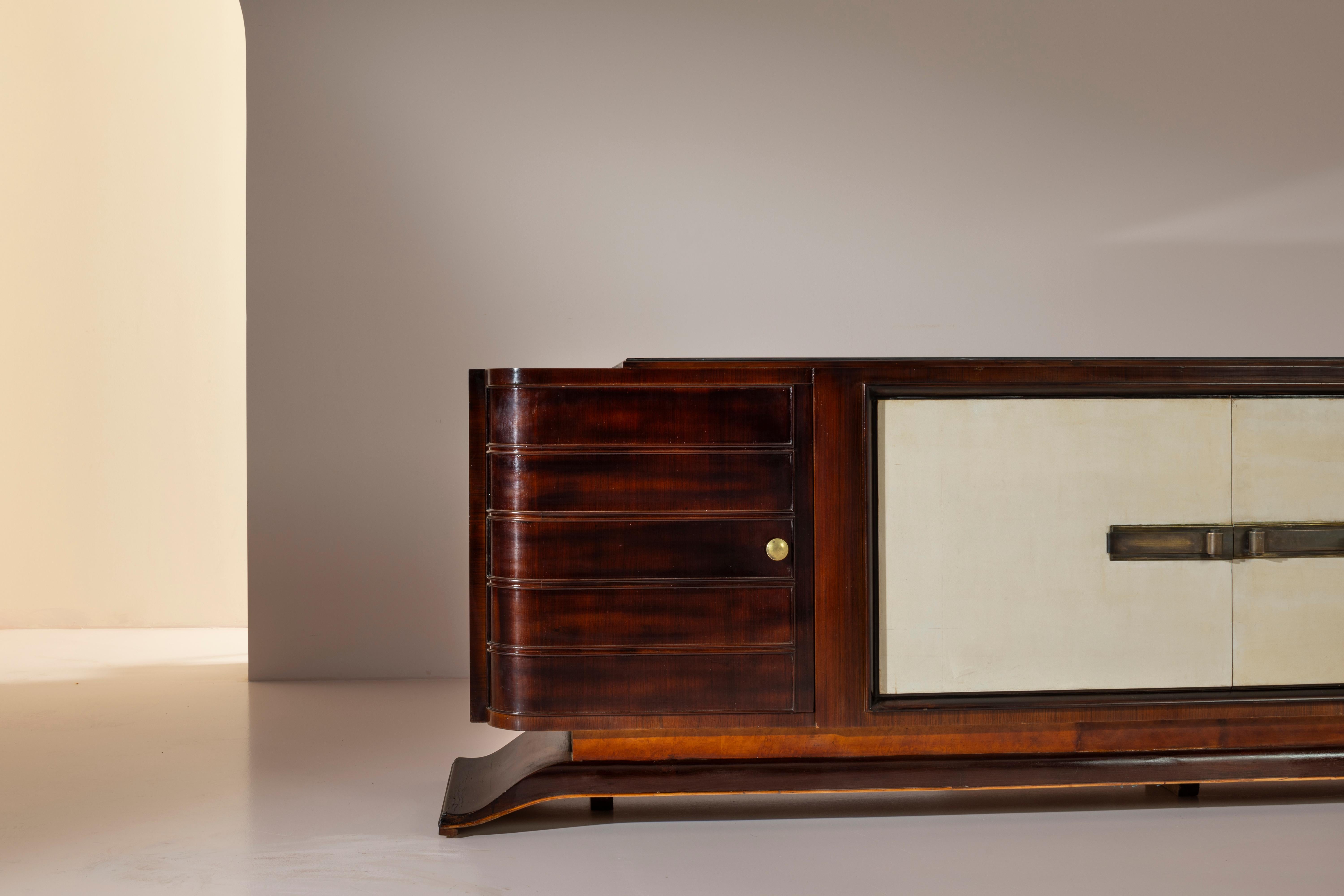 Gran aparador Art Déco con incrustaciones de pergamino y tapa de cristal negro, Italia, años 20 Latón en venta