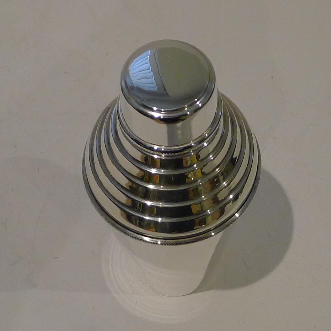 Large Art Deco Silver Plated Cocktail Shaker by Hukin & Heath In Good Condition For Sale In Bath, GB