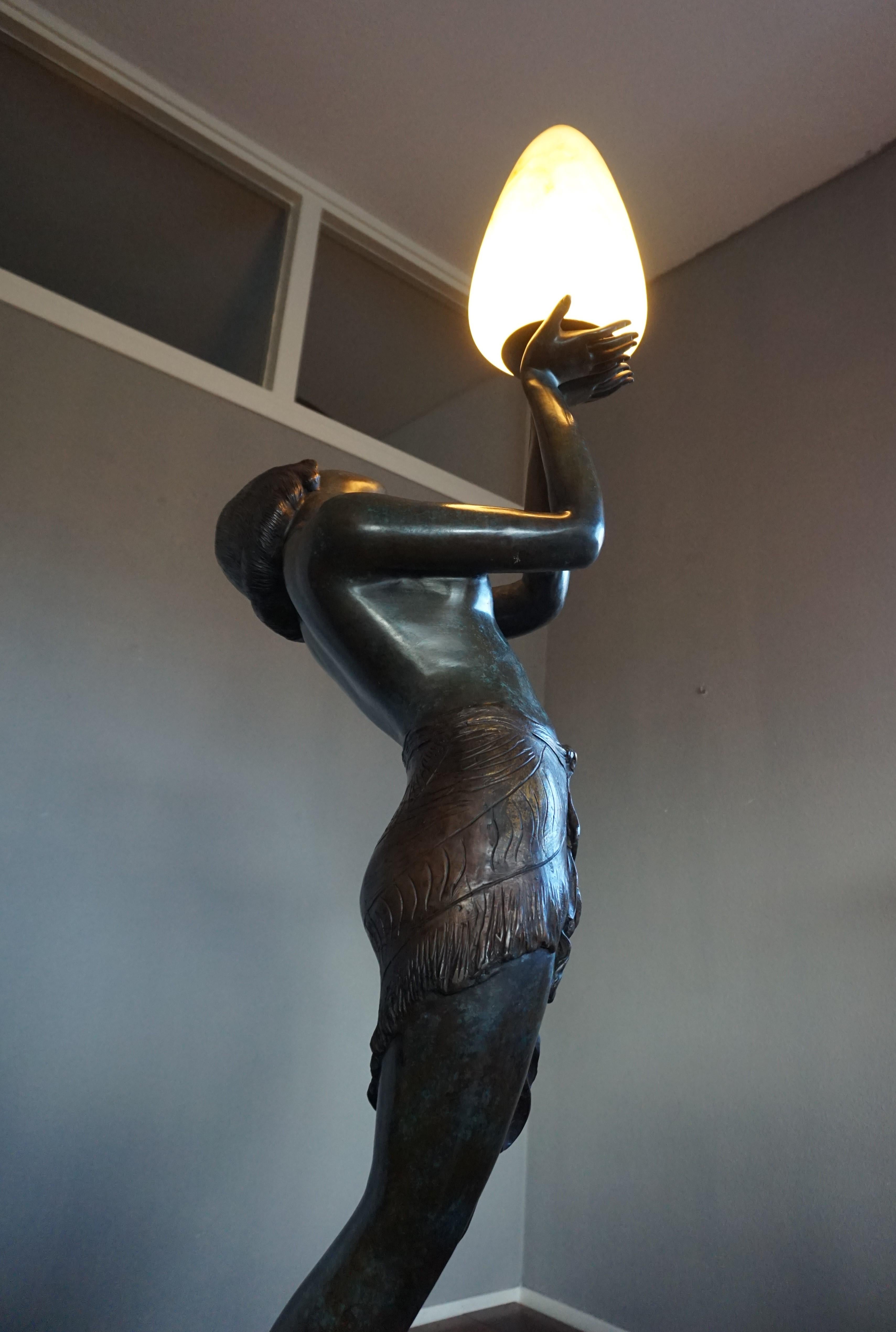 Grand lampadaire Art Déco en bronze & Sculpture de dame en verre d'après A. Moreau 3