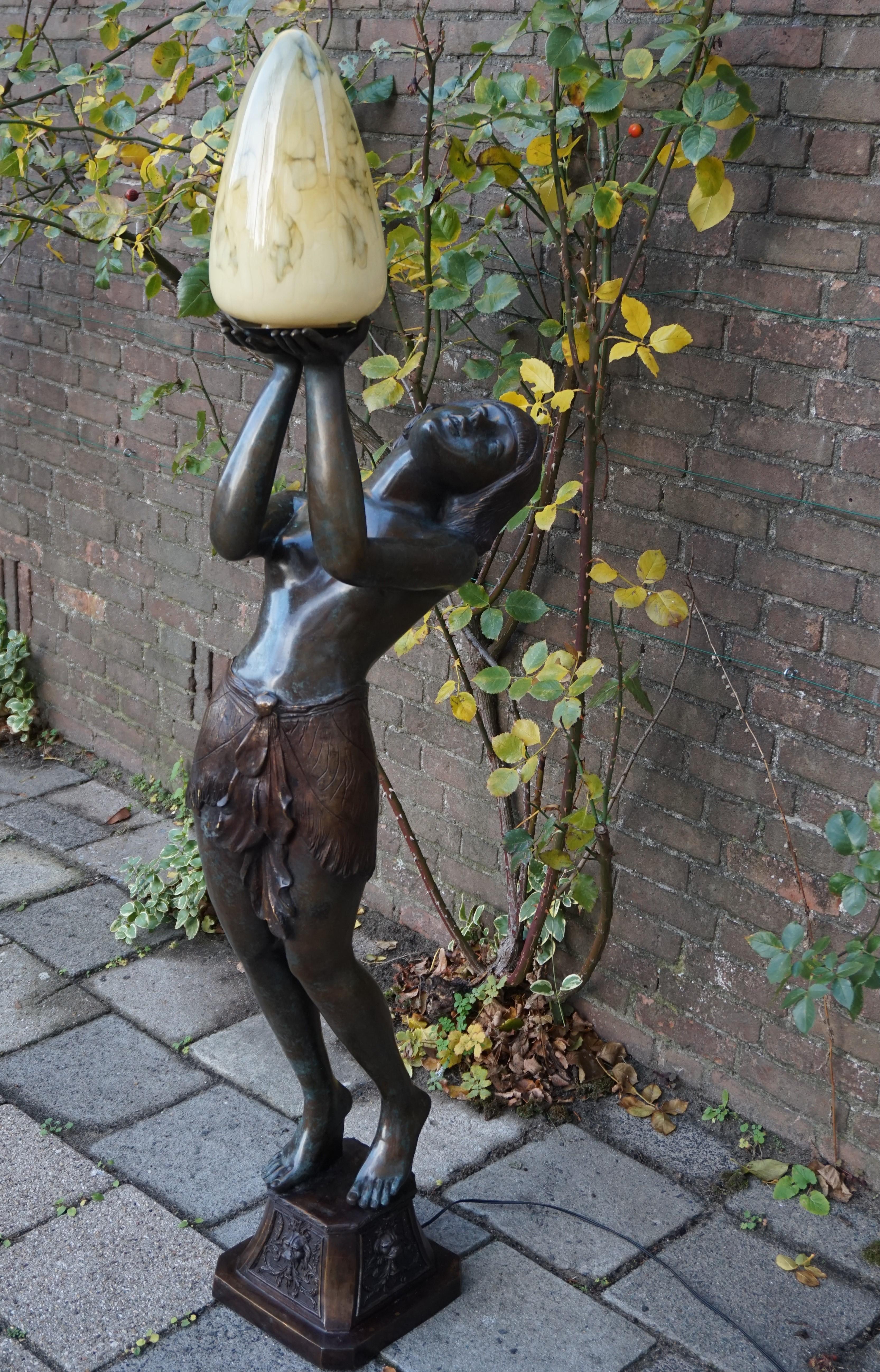 Art déco Grand lampadaire Art Déco en bronze & Sculpture de dame en verre d'après A. Moreau