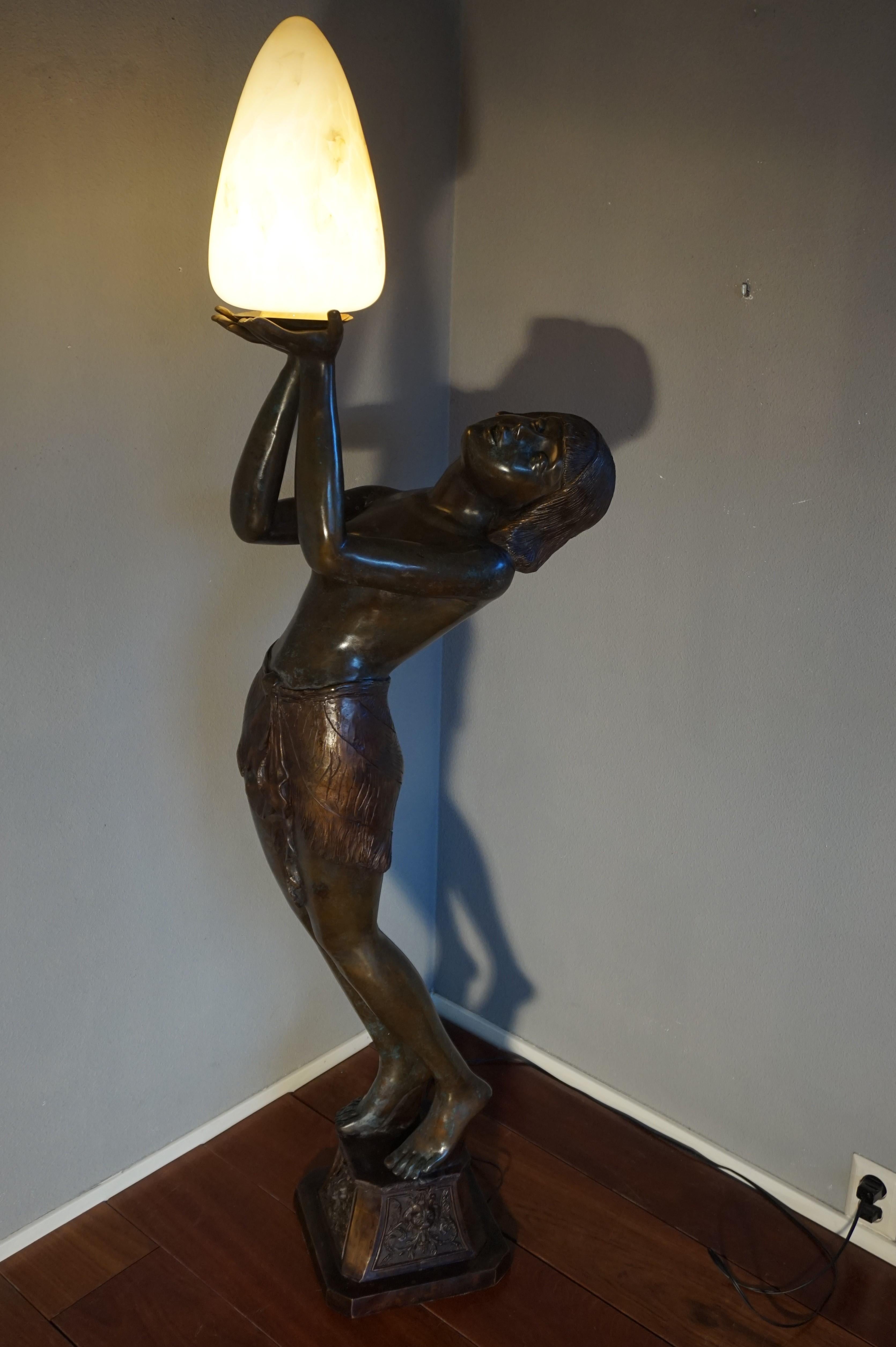 Français Grand lampadaire Art Déco en bronze & Sculpture de dame en verre d'apr�ès A. Moreau