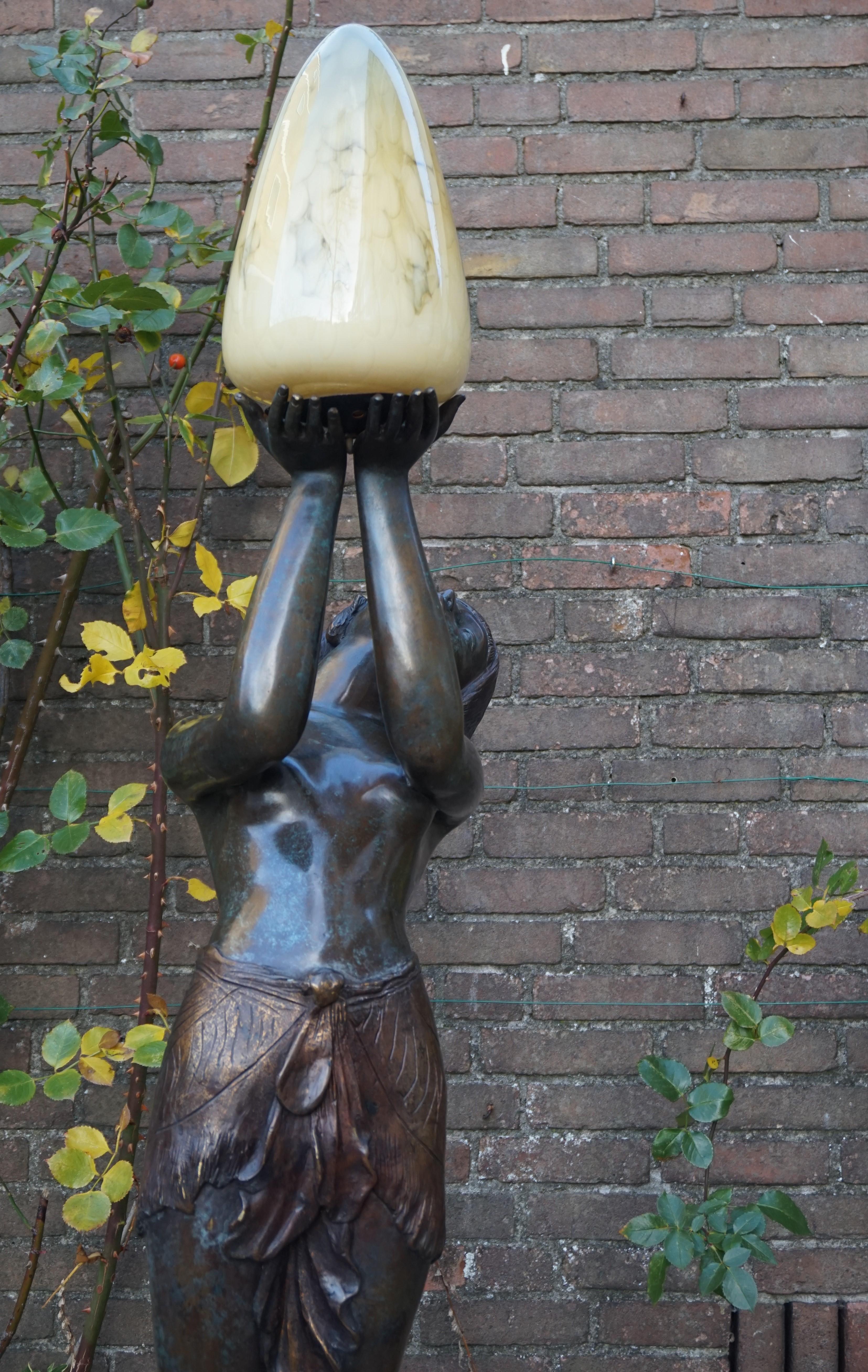 Fait main Grand lampadaire Art Déco en bronze & Sculpture de dame en verre d'après A. Moreau