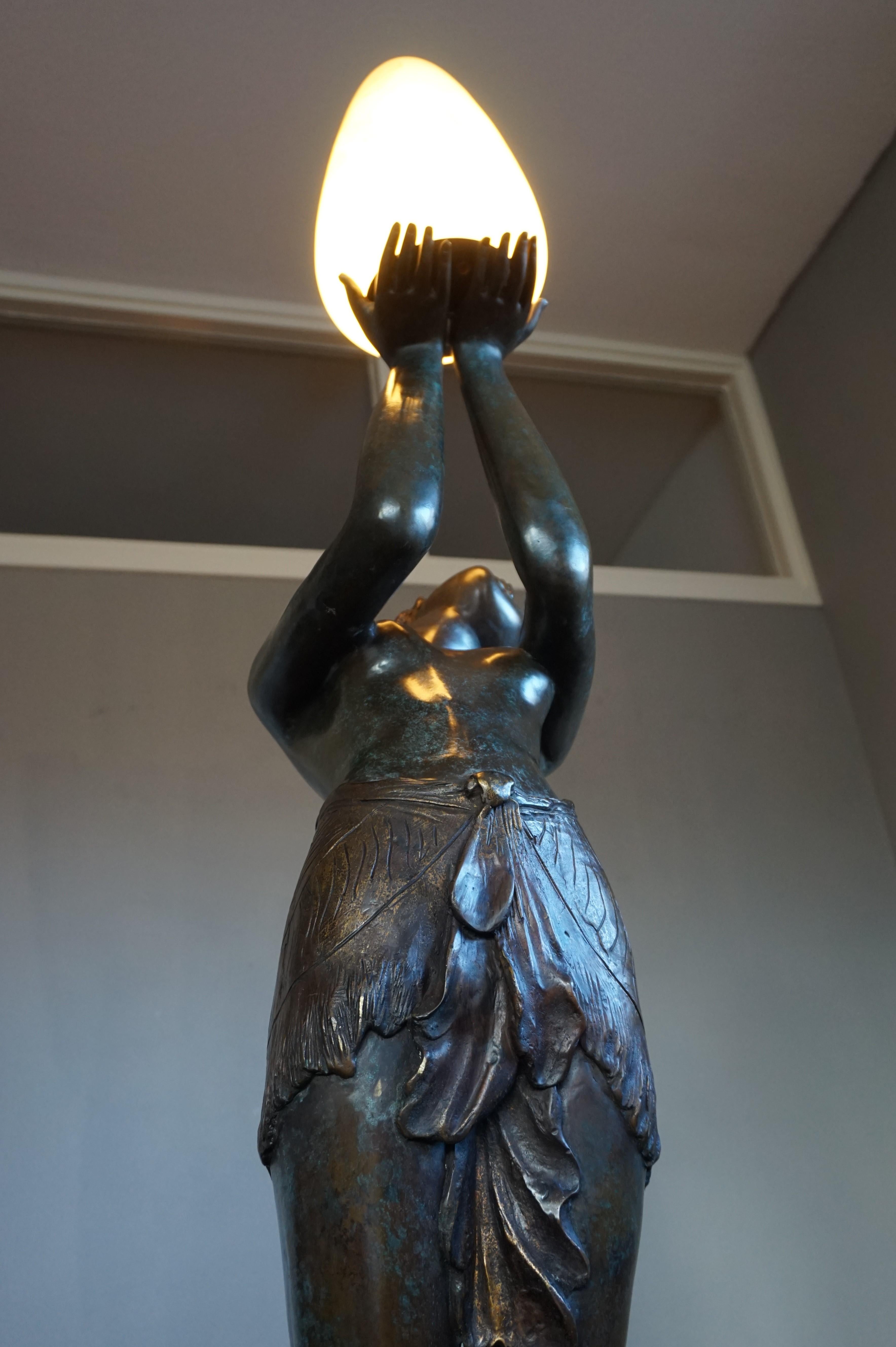 Grand lampadaire Art Déco en bronze & Sculpture de dame en verre d'après A. Moreau Excellent état à Lisse, NL
