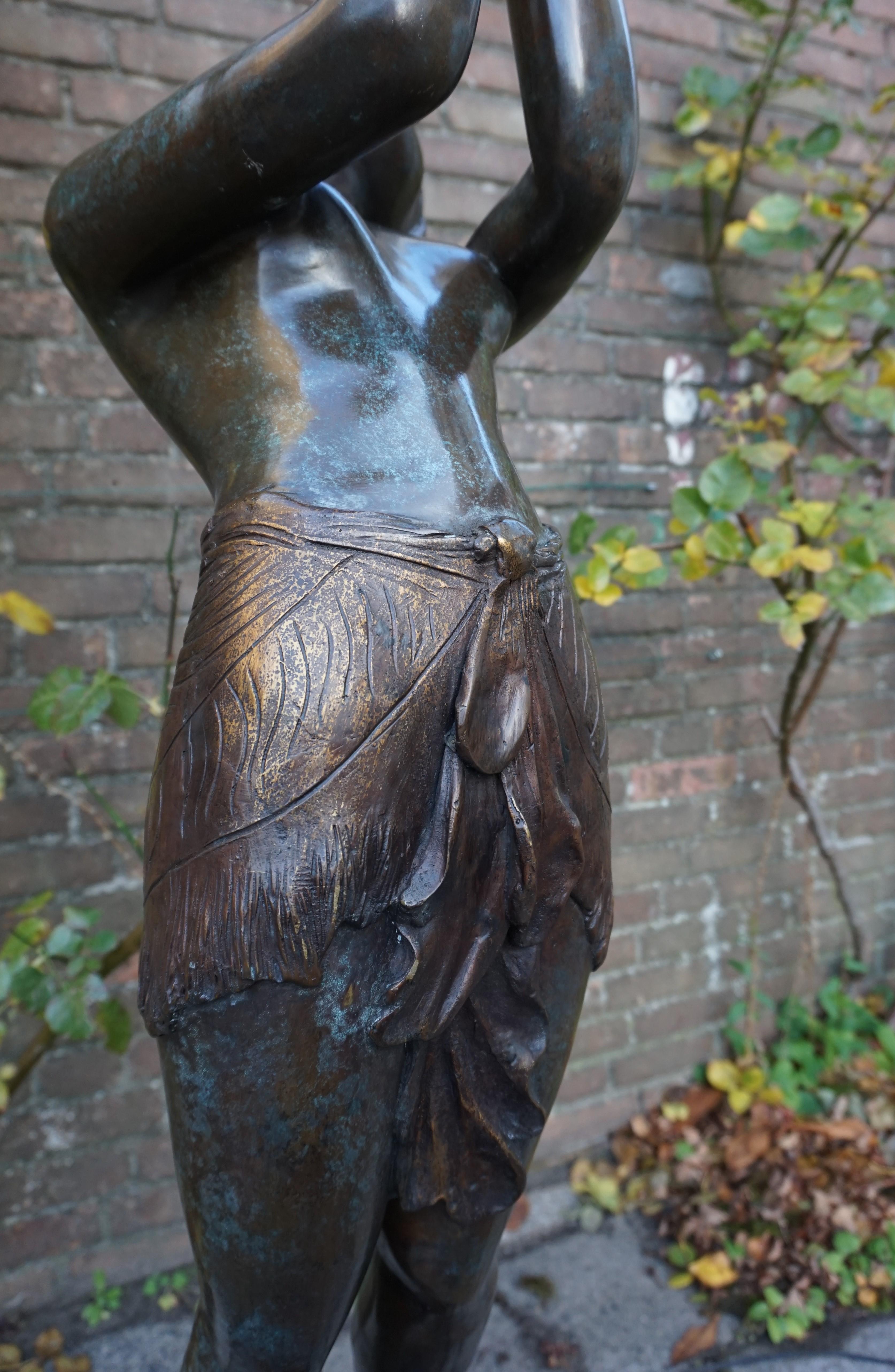 20ième siècle Grand lampadaire Art Déco en bronze & Sculpture de dame en verre d'après A. Moreau