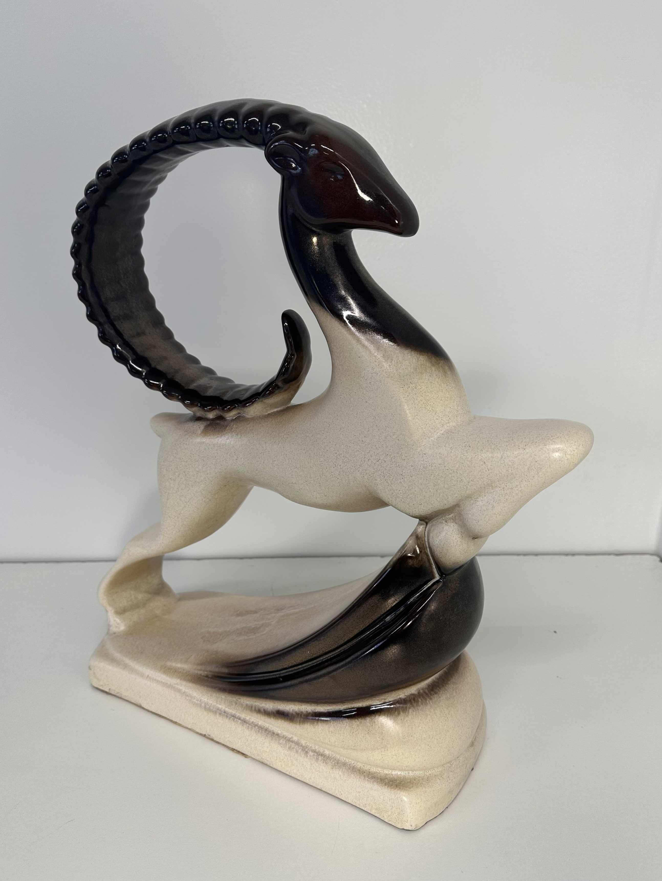 Großer brauner und weißer Royal Haeger Ram aus Keramik im Art-déco-Stil, 1960er Jahre (Moderne der Mitte des Jahrhunderts) im Angebot