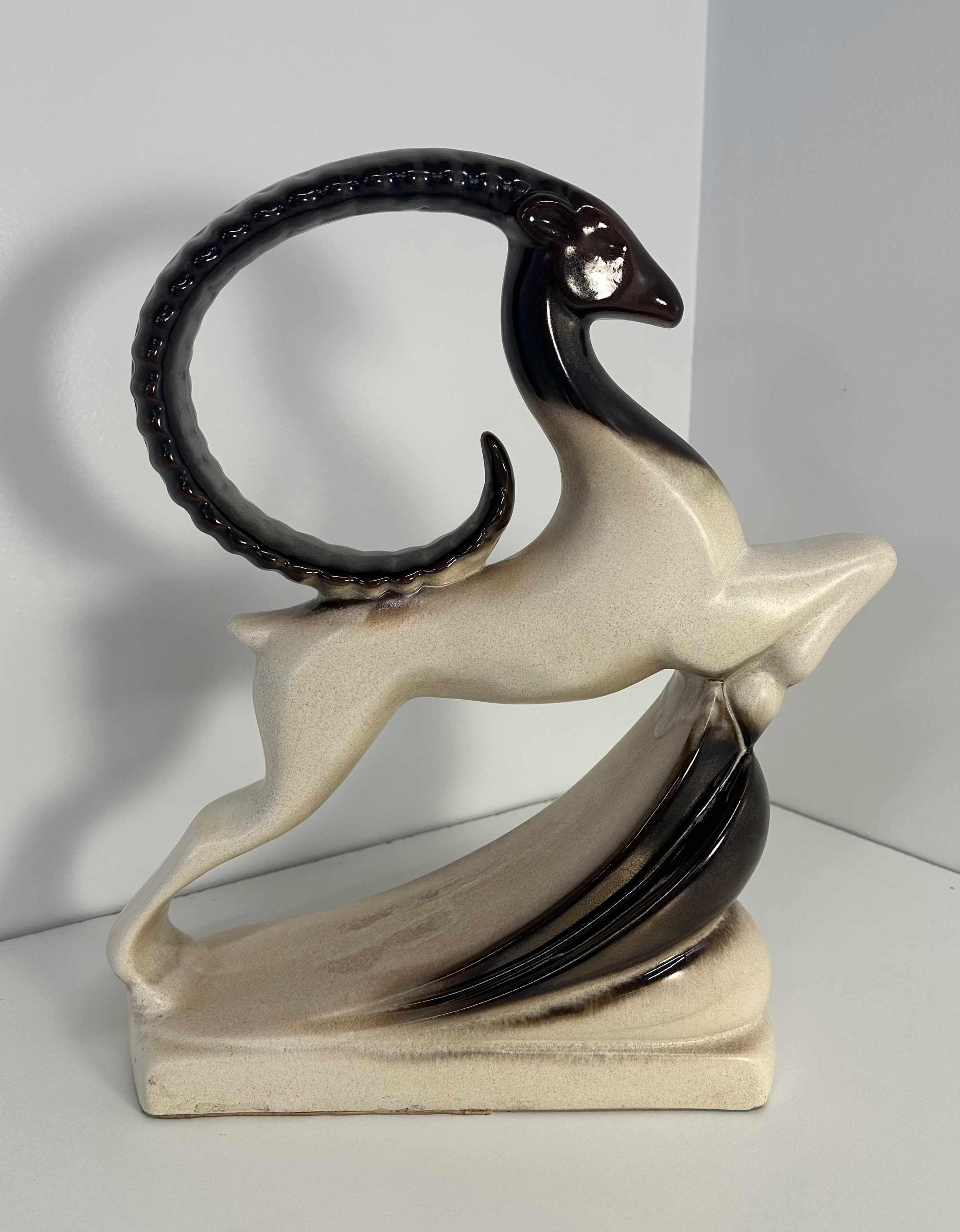Großer brauner und weißer Royal Haeger Ram aus Keramik im Art-déco-Stil, 1960er Jahre im Zustand „Gut“ im Angebot in Meda, MB
