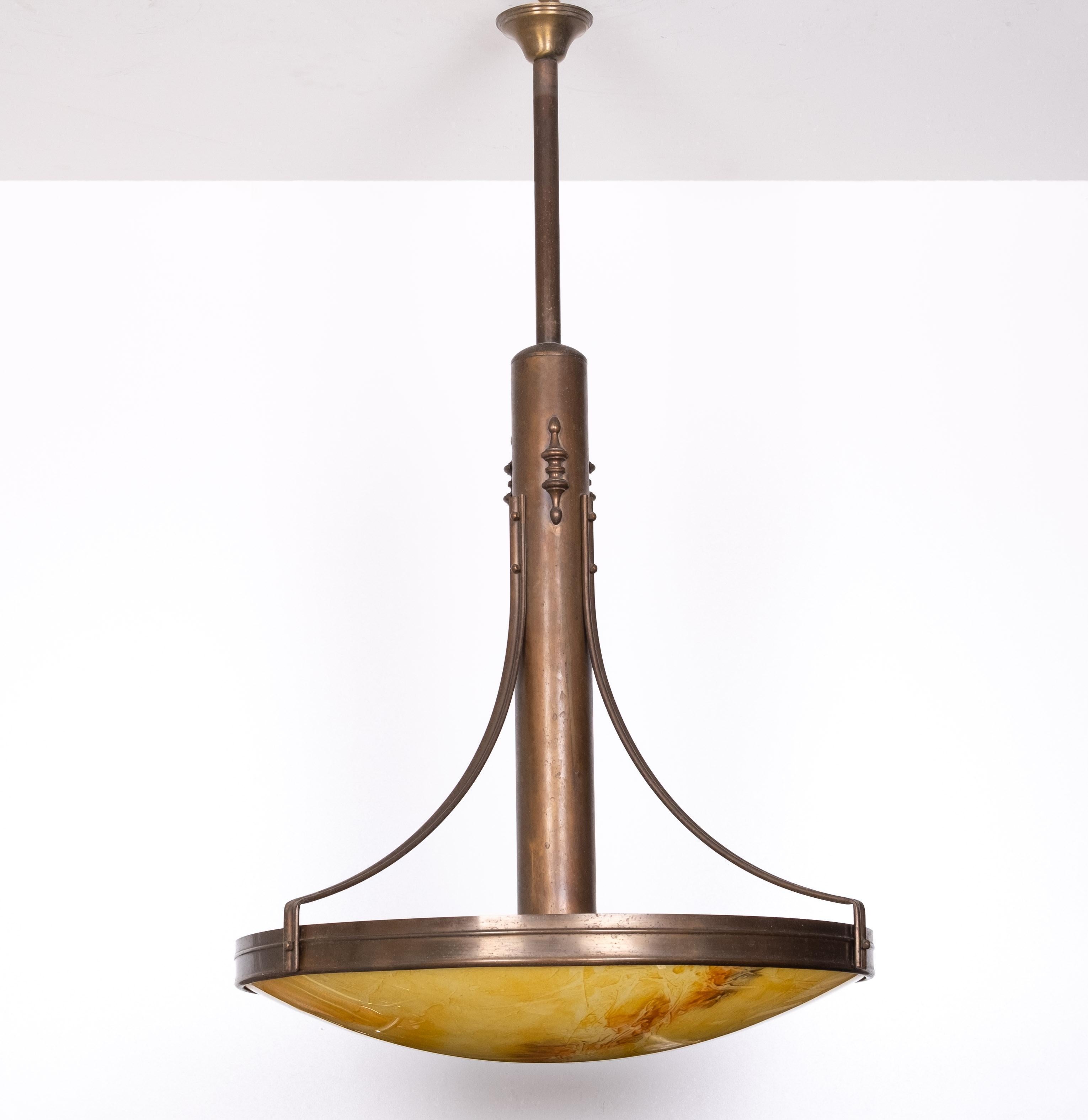 Una grande plafoniera in stile Art Deco molto bella. Paralume in vetro verniciato.
Armatura in ottone. Sono necessarie 4 piccole ciotole luminose. 
2 disponibili .  