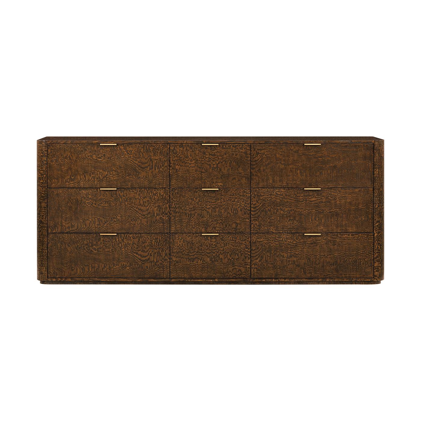 Un capolavoro dal design elegante e dalla meticolosa lavorazione artigianale. In Pyramid Brown con finitura in ottone satinato, questo comò combina stile e funzionalità.

La ricca finitura marrone e le curve aggraziate incarnano il classico stile