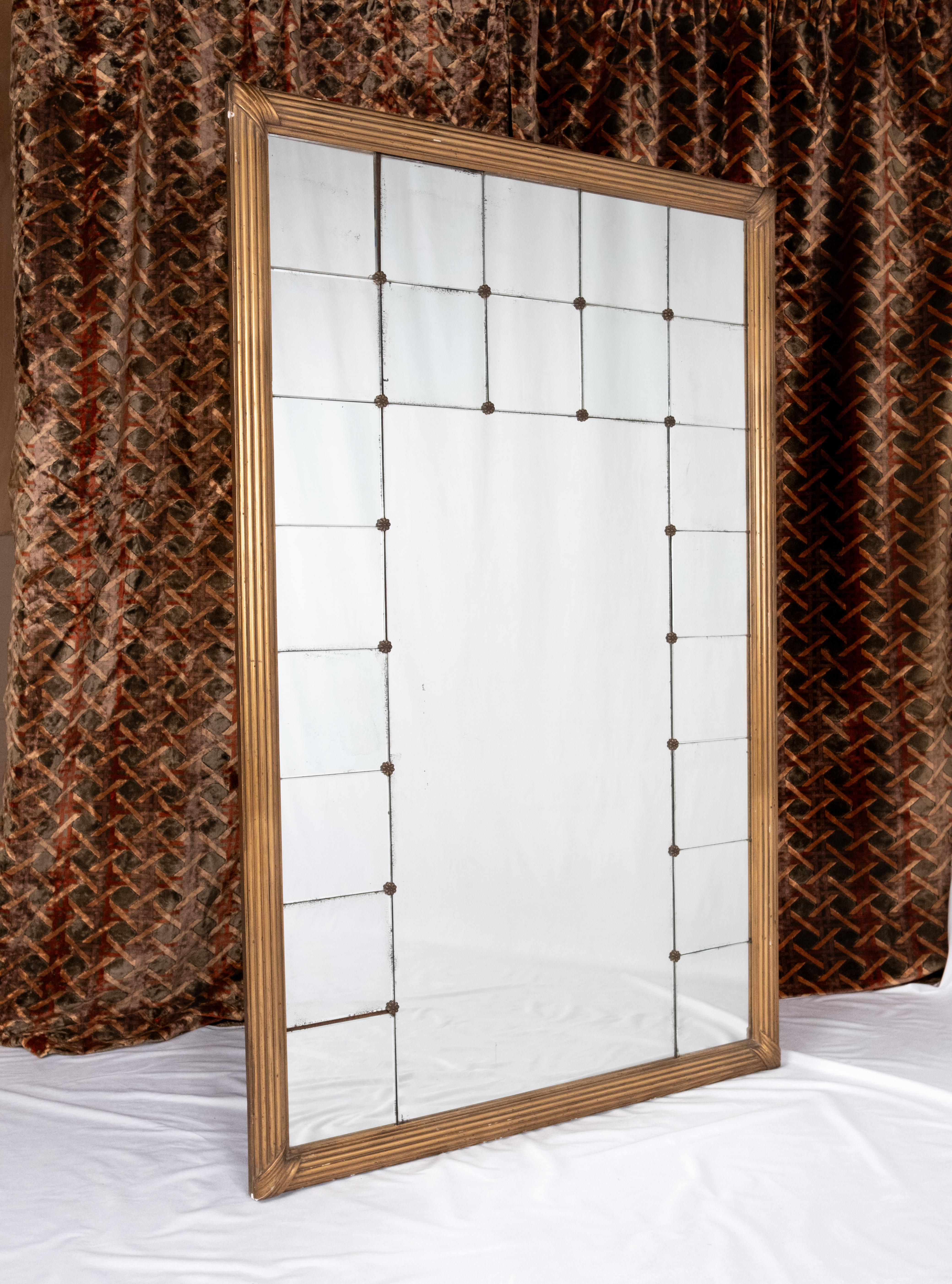 Precioso espejo vertical de estilo Art Déco, fabricado en Francia en la primera mitad del siglo XX.
Compuesto por 23 espejos ensamblados con tornillos de latón y tapas de tornillos florales.
Marco de madera dorada y estuco con tallas festoneadas.