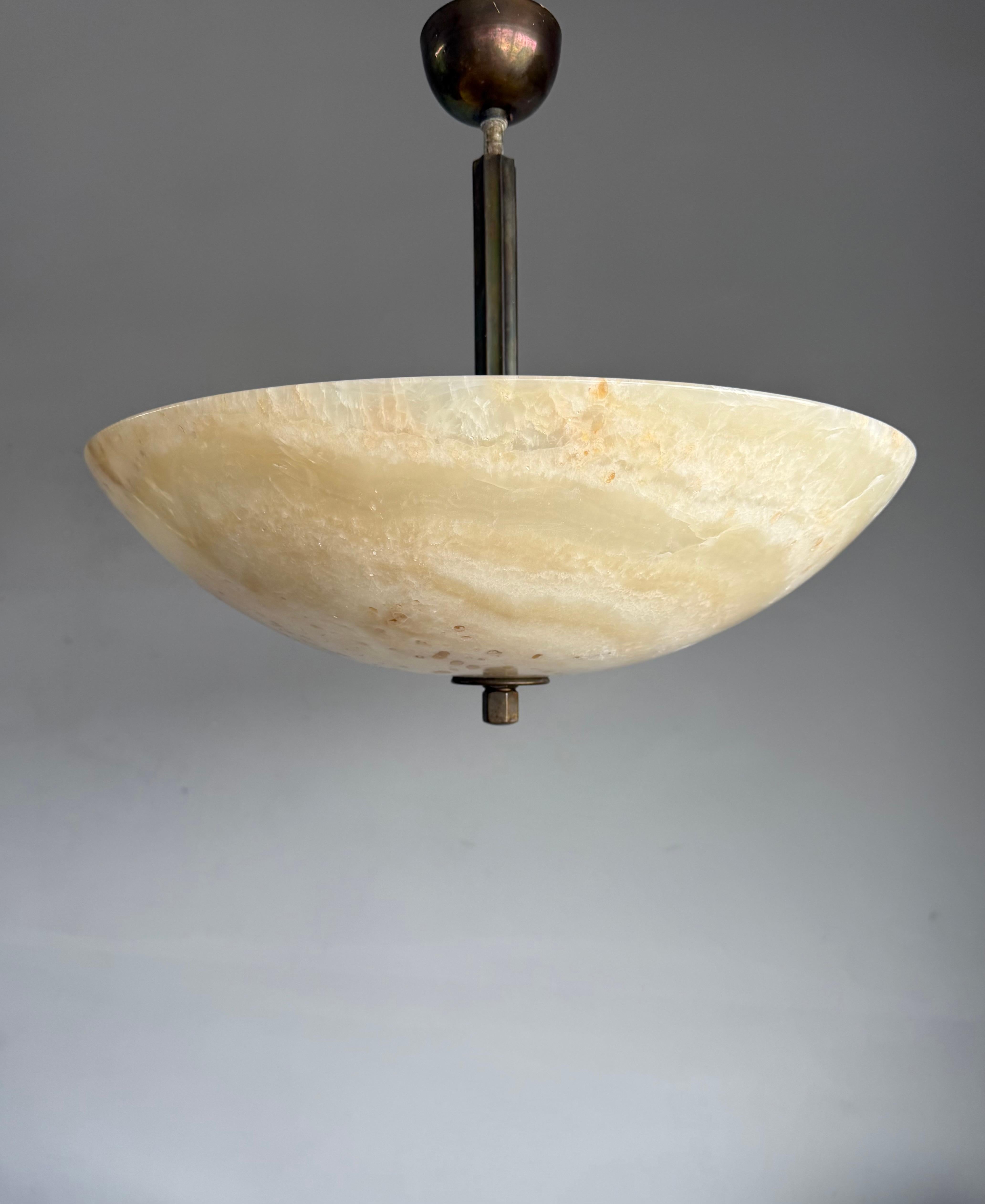 Grande e meravigliosa lampada con paralume in alabastro da 19,7Ø con motivi unici.

Essendo gli apparecchi di illuminazione una delle nostre specialità, ci piace sempre trovare pendenti e incassi unici che non abbiamo mai visto prima. Questa