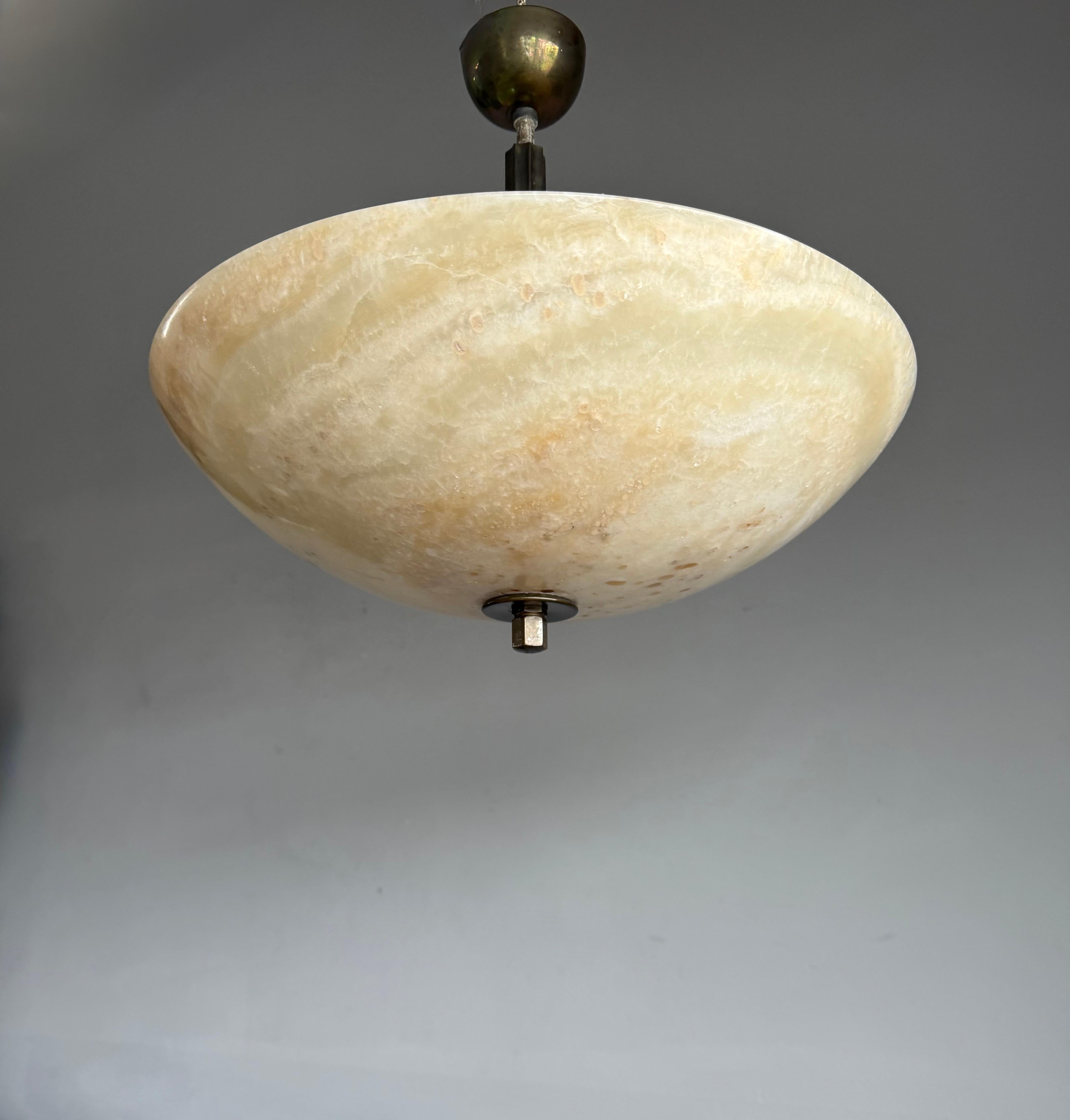 Mid-Century moderno Grande ciondolo in stile Art Déco con paralume in alabastro tipo Giove in vendita