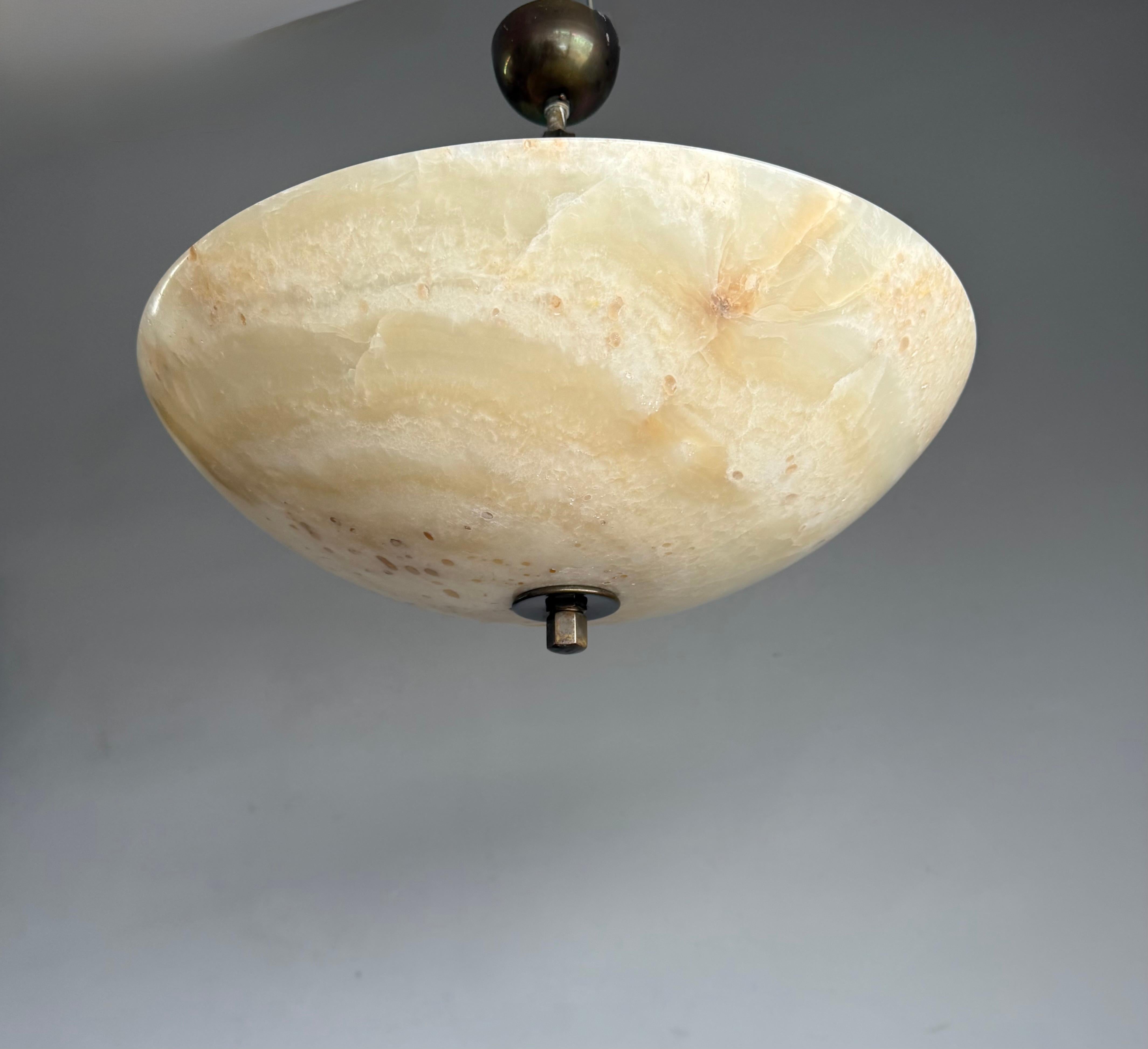 Intagliato a mano Grande ciondolo in stile Art Déco con paralume in alabastro tipo Giove in vendita